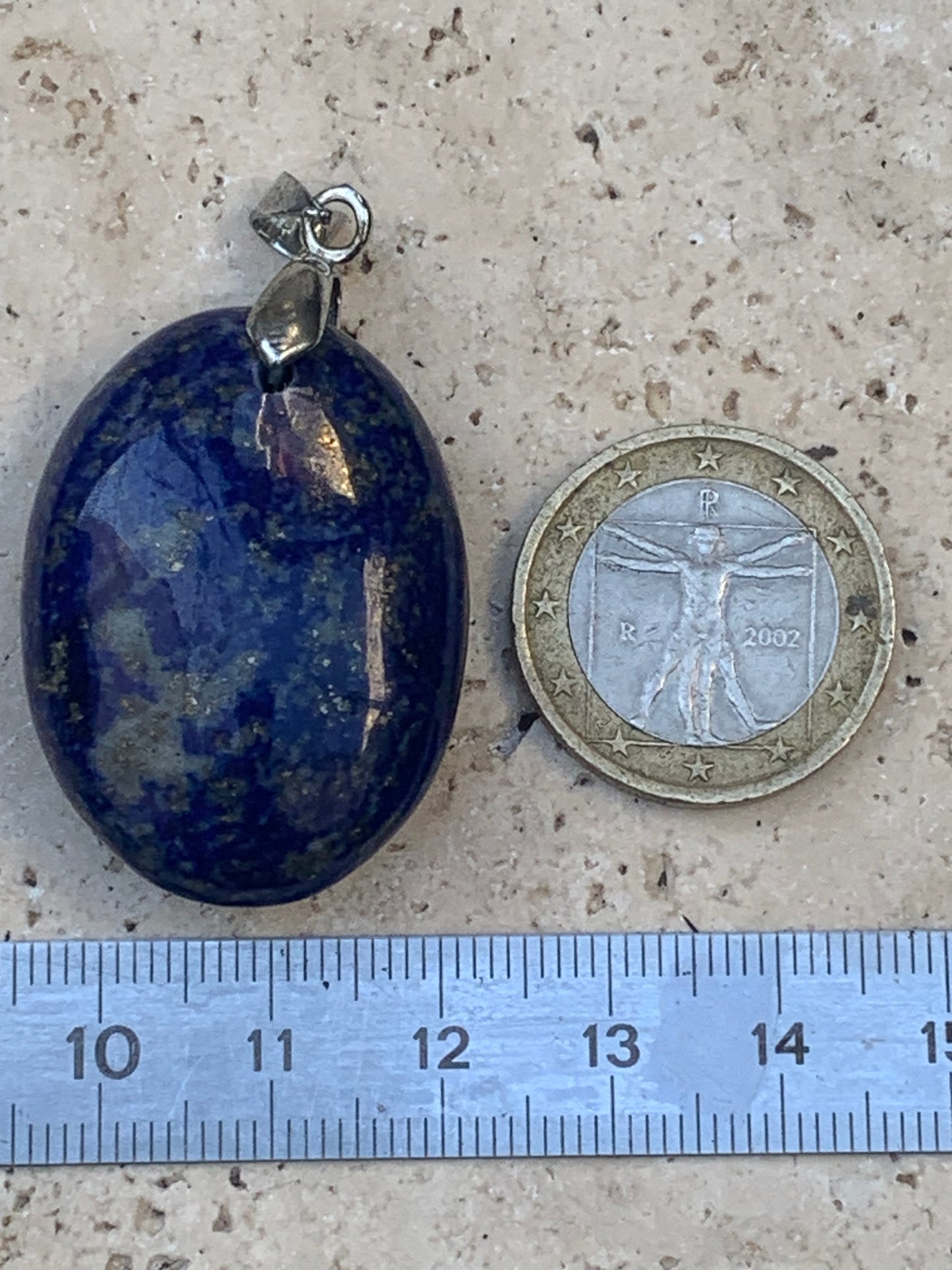 Lapis lazuli, superbe pendentif de 48 millimètres de hauteur x 26 millimètres de largeur x 14 d'épaisseur. Vendu avec un cordon réglable de couleur noire !