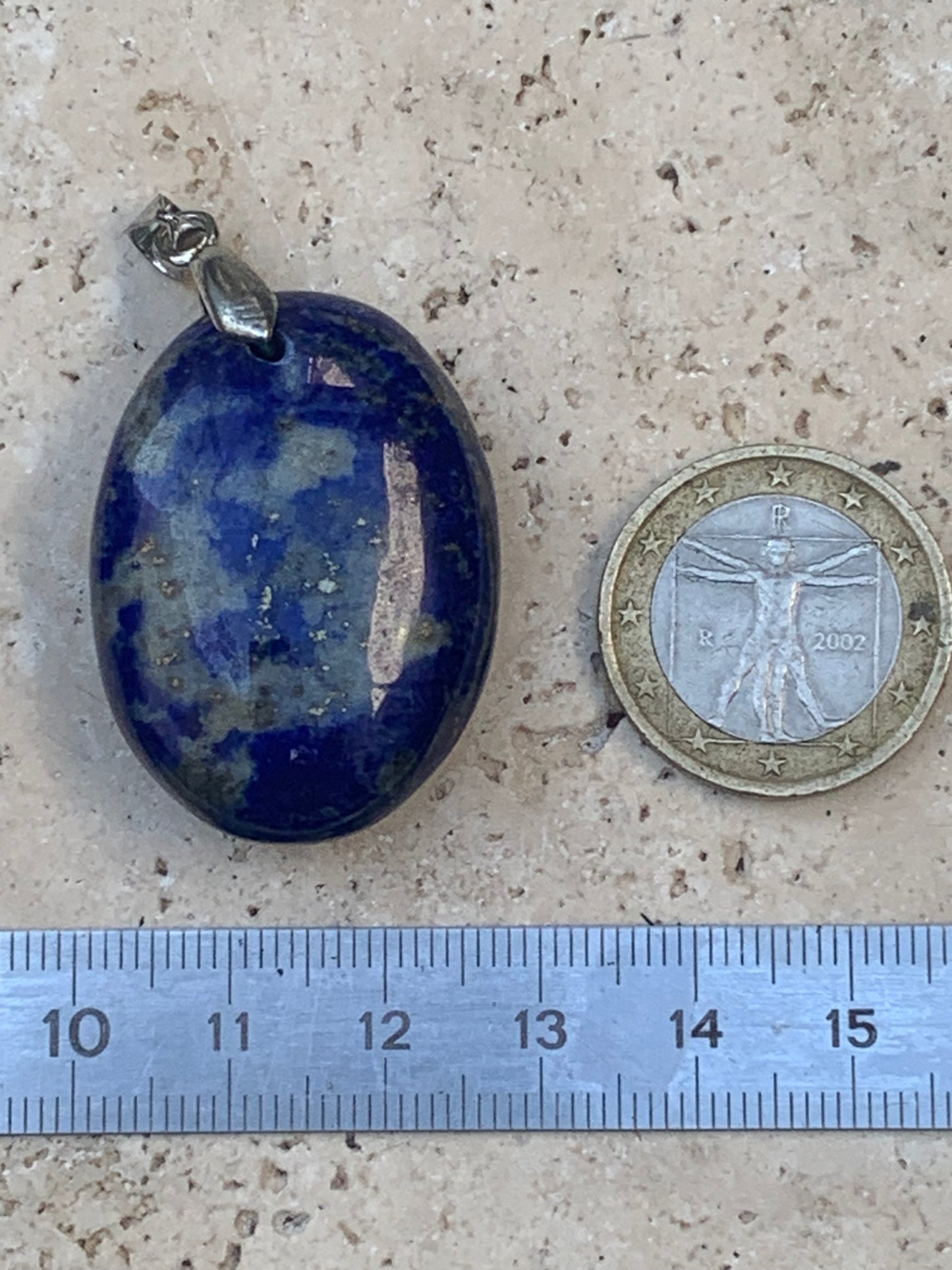 Lapis lazuli, superbe pendentif de 48 millimètres de hauteur x 26 millimètres de largeur x 14 d'épaisseur. Vendu avec un cordon réglable de couleur noire !