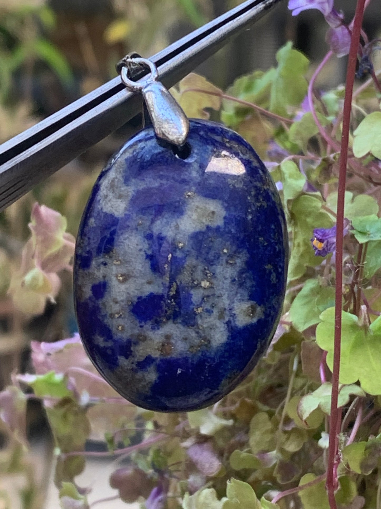 Lapis lazuli, superbe pendentif de 48 millimètres de hauteur x 26 millimètres de largeur x 14 d'épaisseur. Vendu avec un cordon réglable de couleur noire !