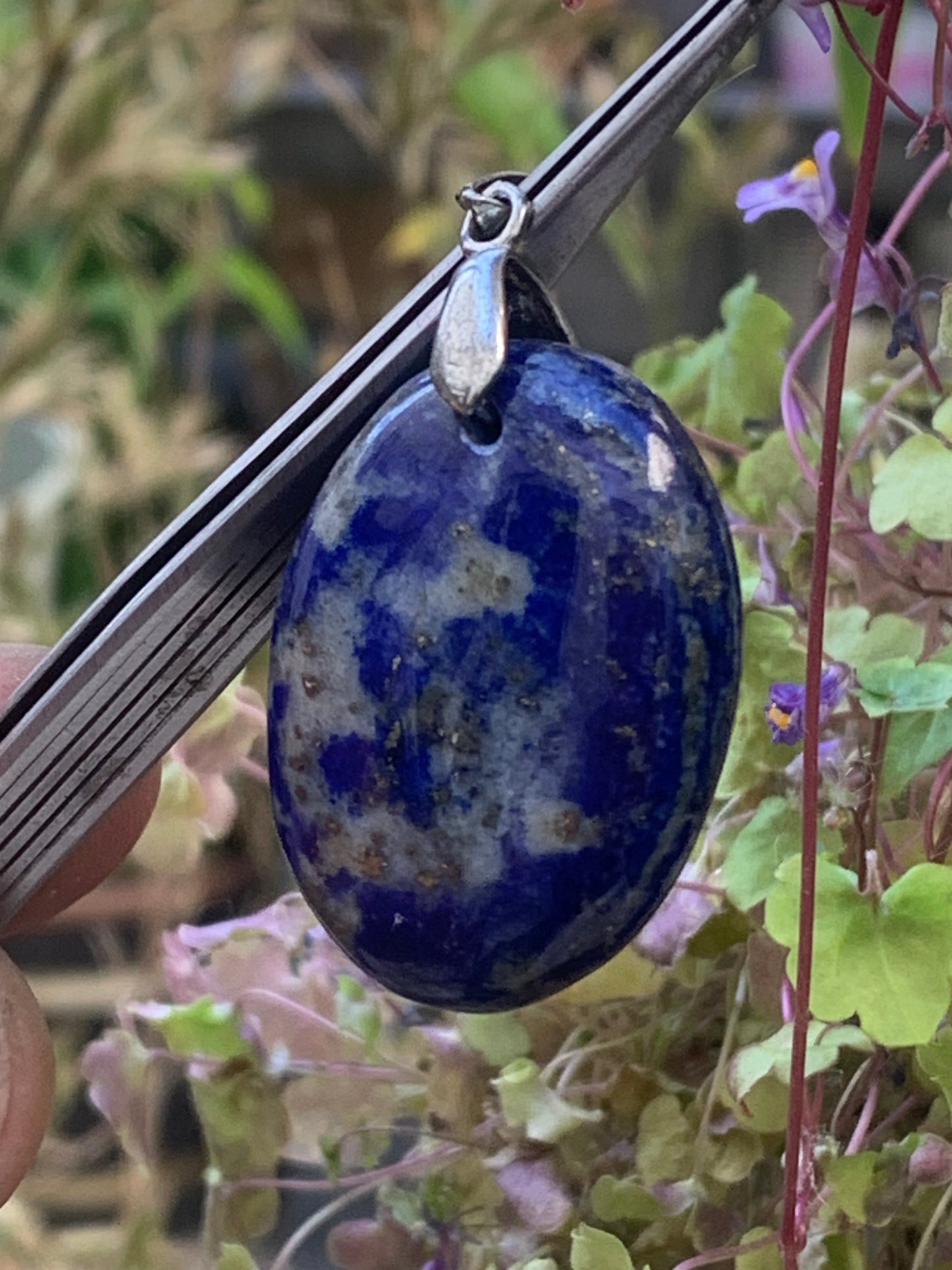 Lapis lazuli, superbe pendentif de 48 millimètres de hauteur x 26 millimètres de largeur x 14 d'épaisseur. Vendu avec un cordon réglable de couleur noire !