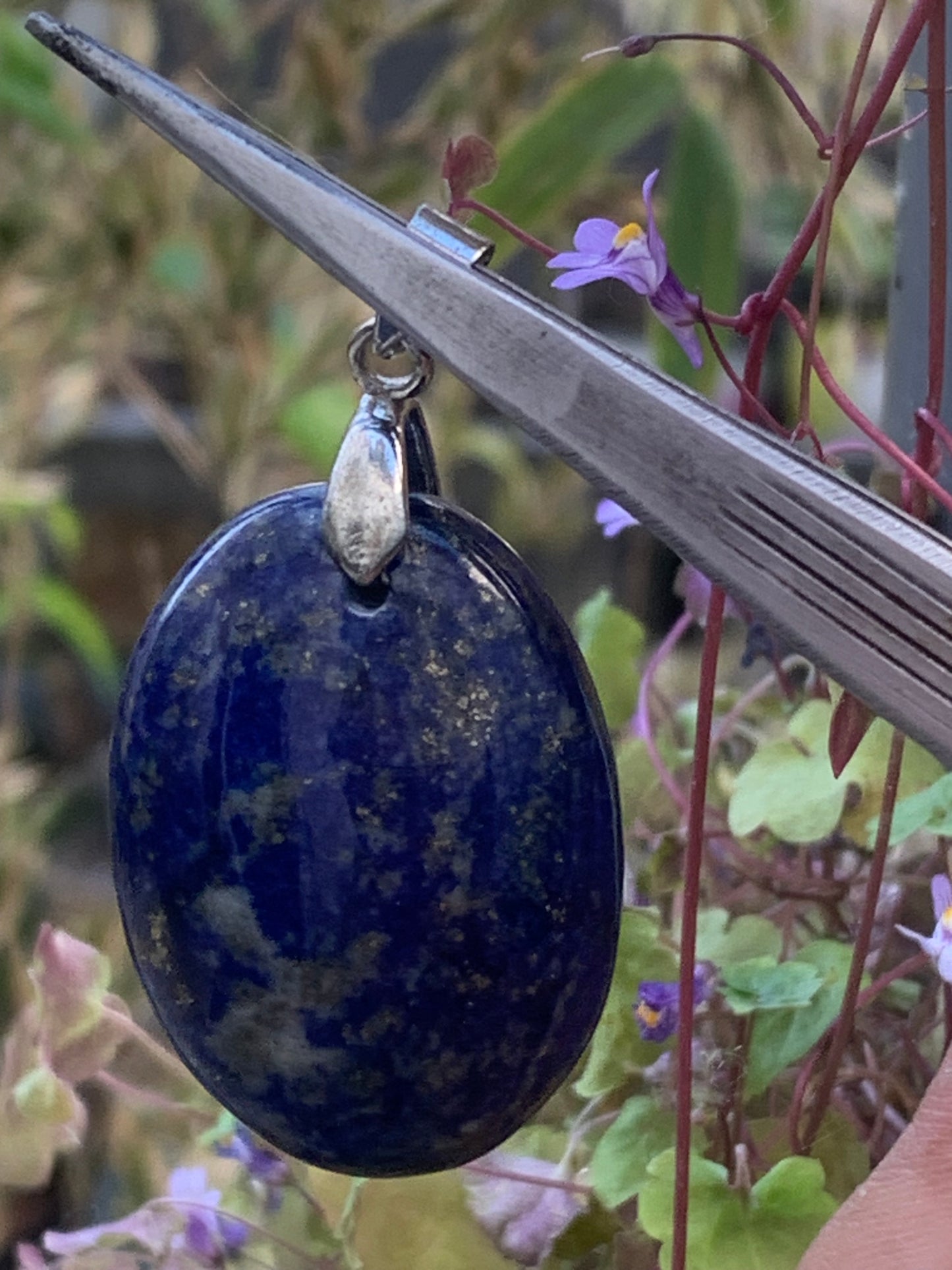 Lapis lazuli, superbe pendentif de 48 millimètres de hauteur x 26 millimètres de largeur x 14 d'épaisseur. Vendu avec un cordon réglable de couleur noire !
