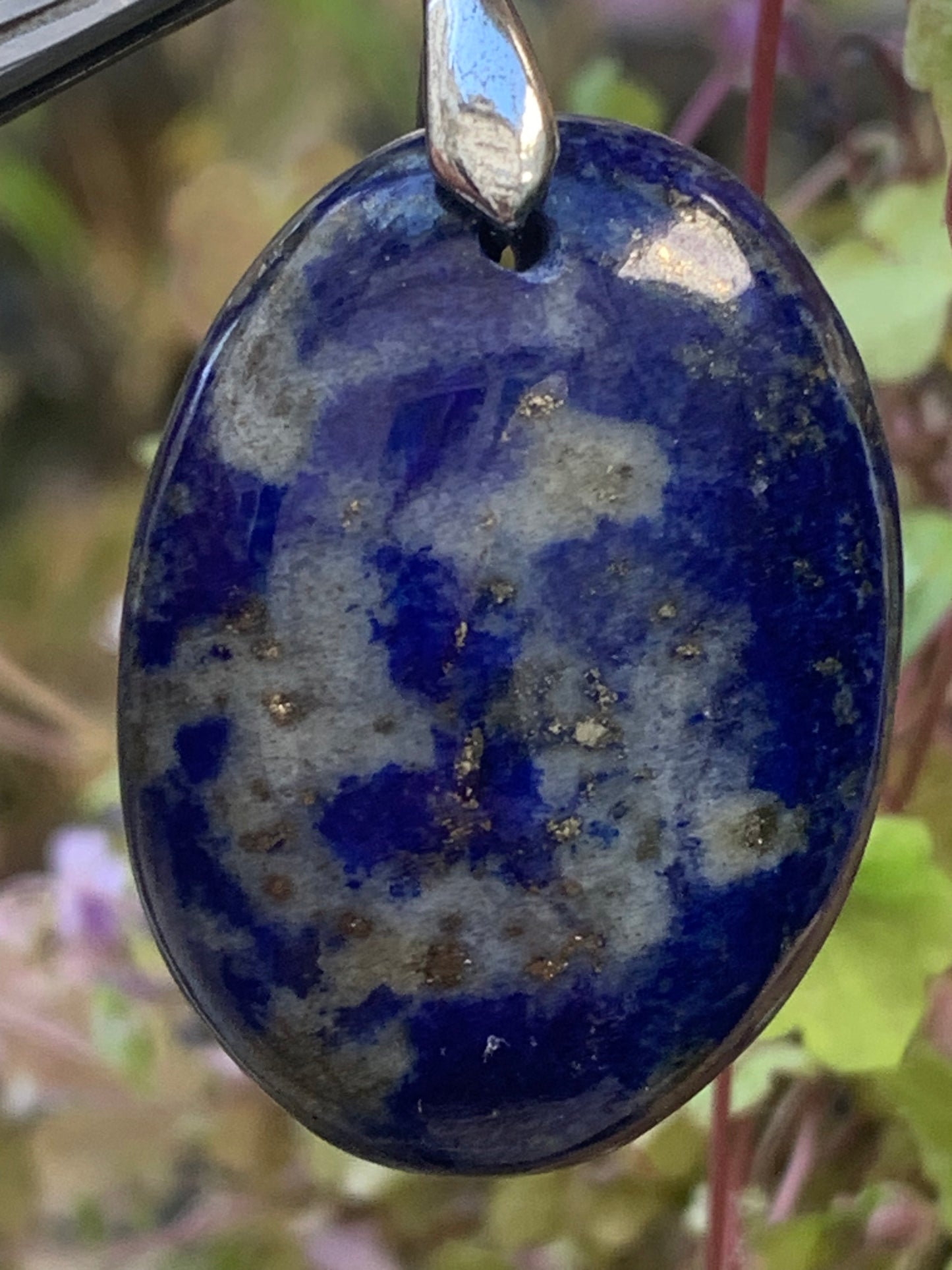 Lapis lazuli, superbe pendentif de 48 millimètres de hauteur x 26 millimètres de largeur x 14 d'épaisseur. Vendu avec un cordon réglable de couleur noire !