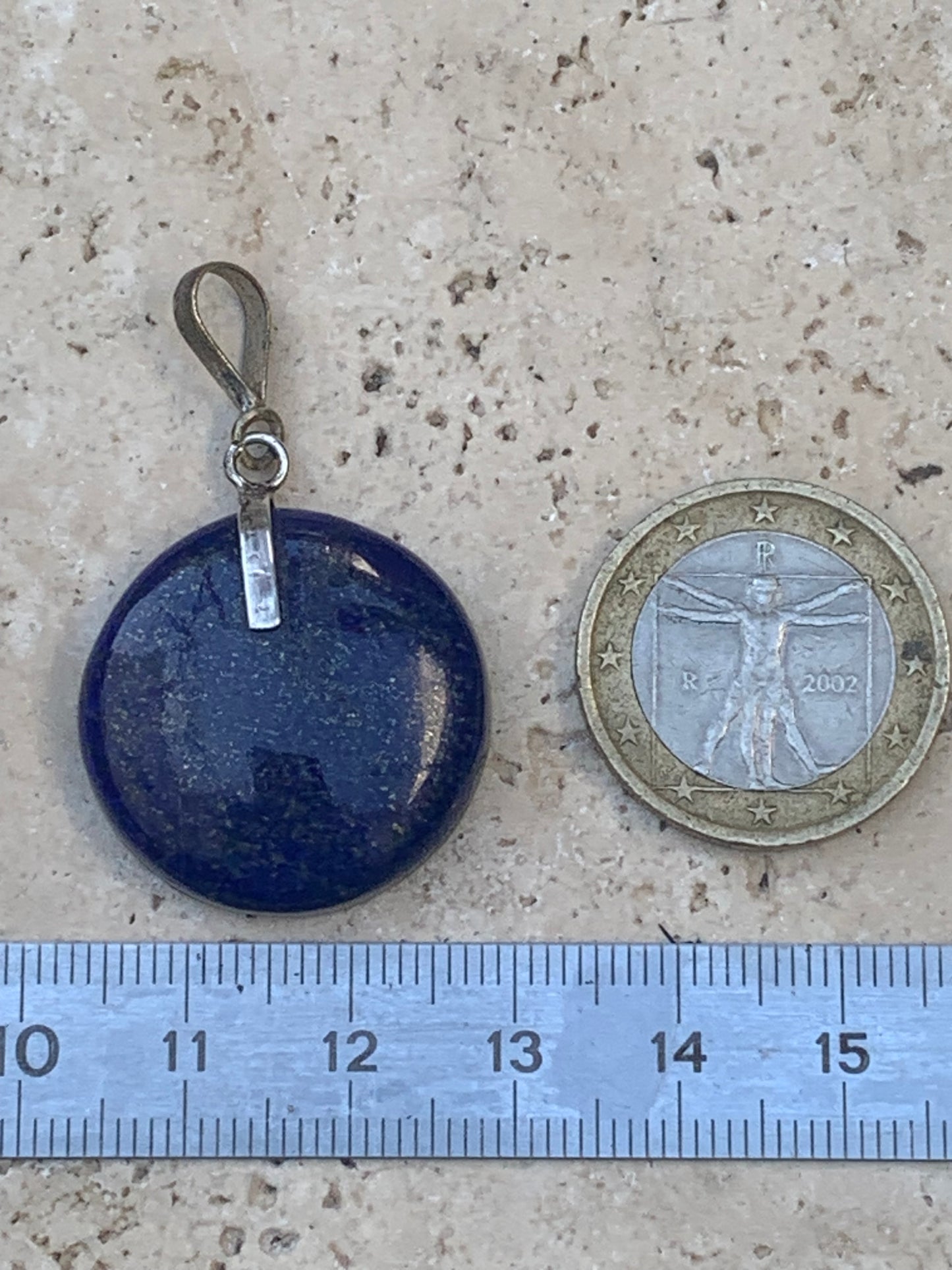 Lapis lazuli, superbe pendentif en Argent 925, de 40 millimètres de hauteur x 26 millimètres de largeur x 7 d'épaisseur. Vendu avec un cordon réglable de couleur noire !