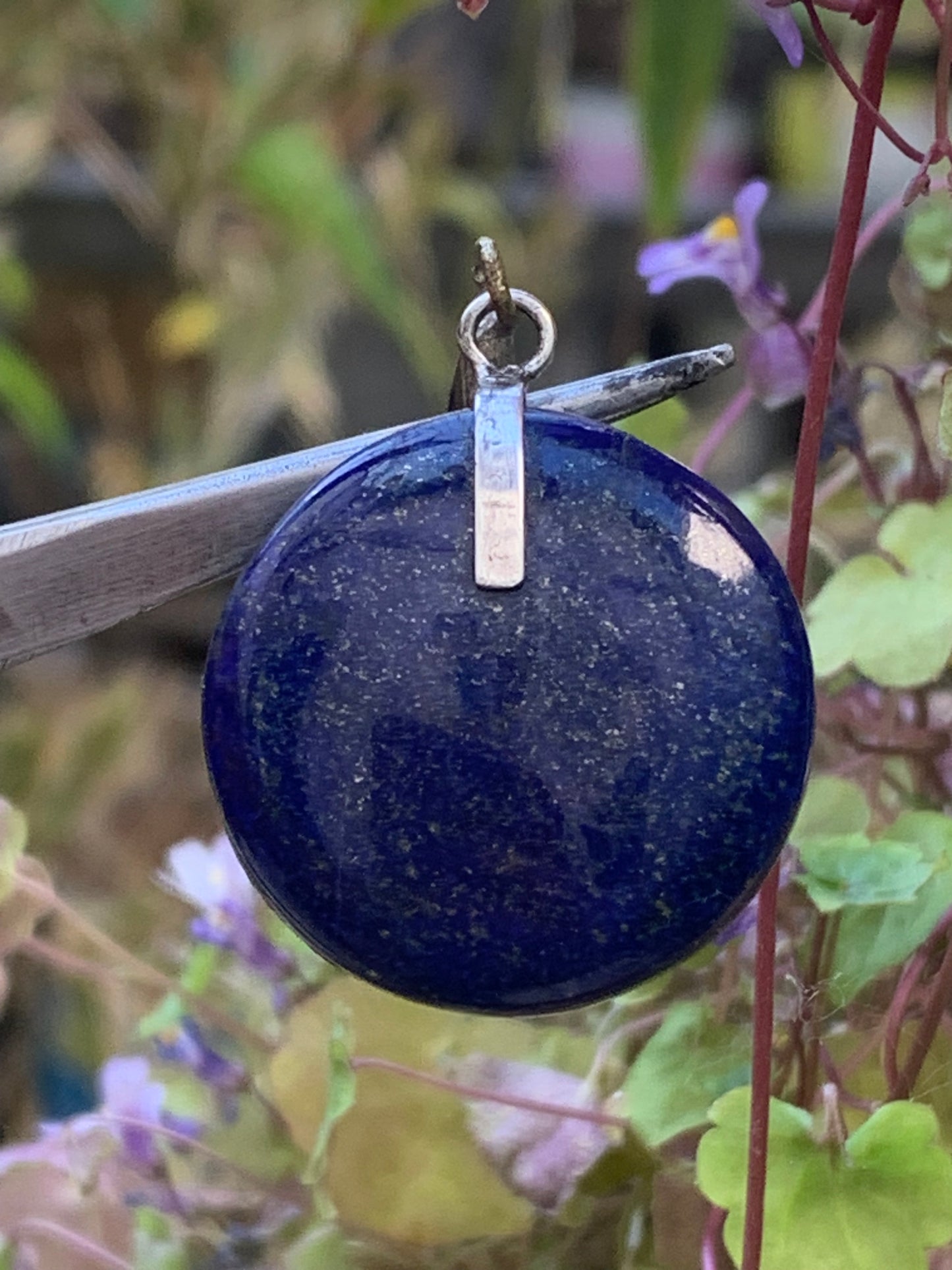 Lapis lazuli, superbe pendentif en Argent 925, de 40 millimètres de hauteur x 26 millimètres de largeur x 7 d'épaisseur. Vendu avec un cordon réglable de couleur noire !