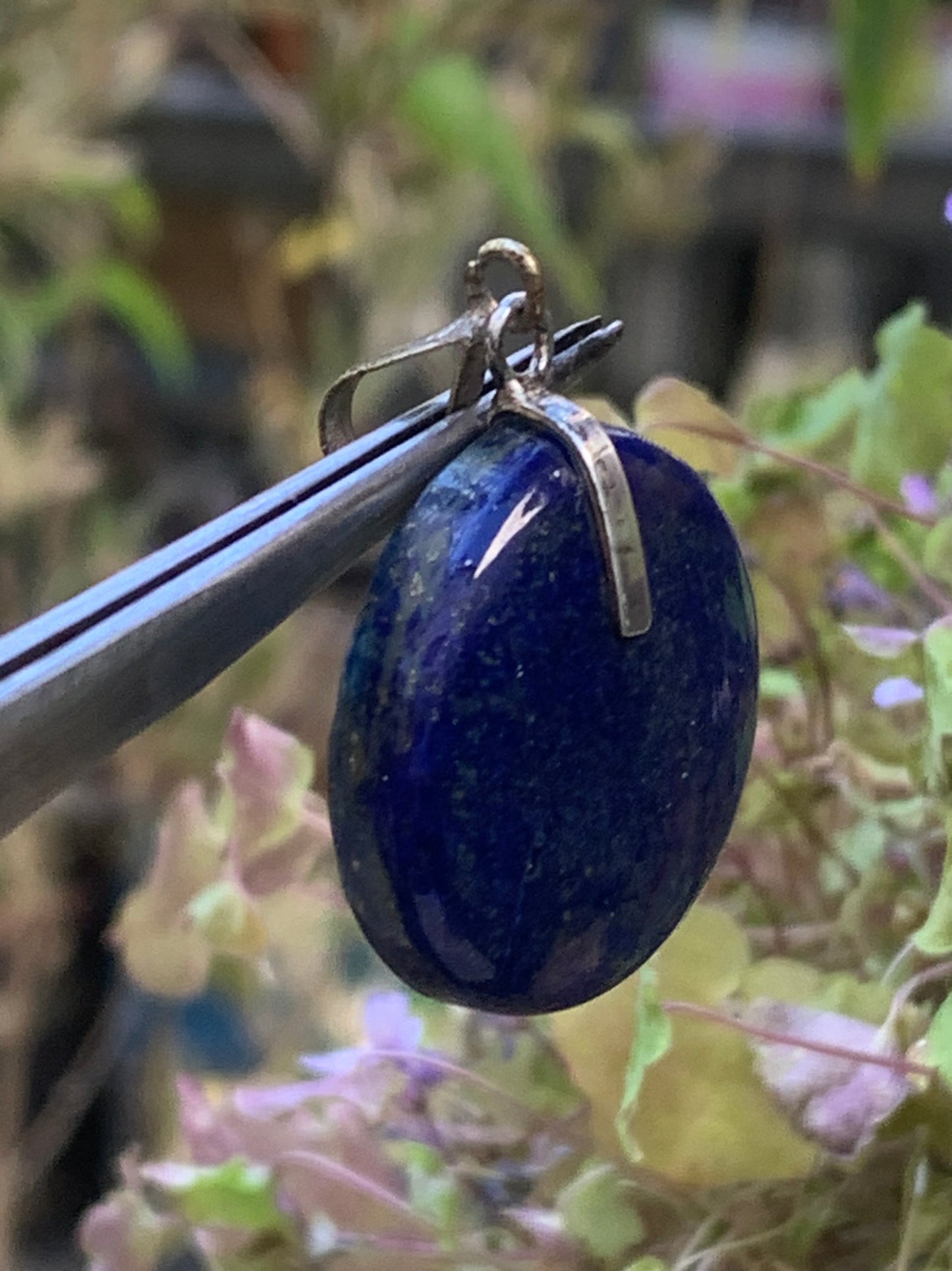 Lapis lazuli, superbe pendentif en Argent 925, de 40 millimètres de hauteur x 26 millimètres de largeur x 7 d'épaisseur. Vendu avec un cordon réglable de couleur noire !