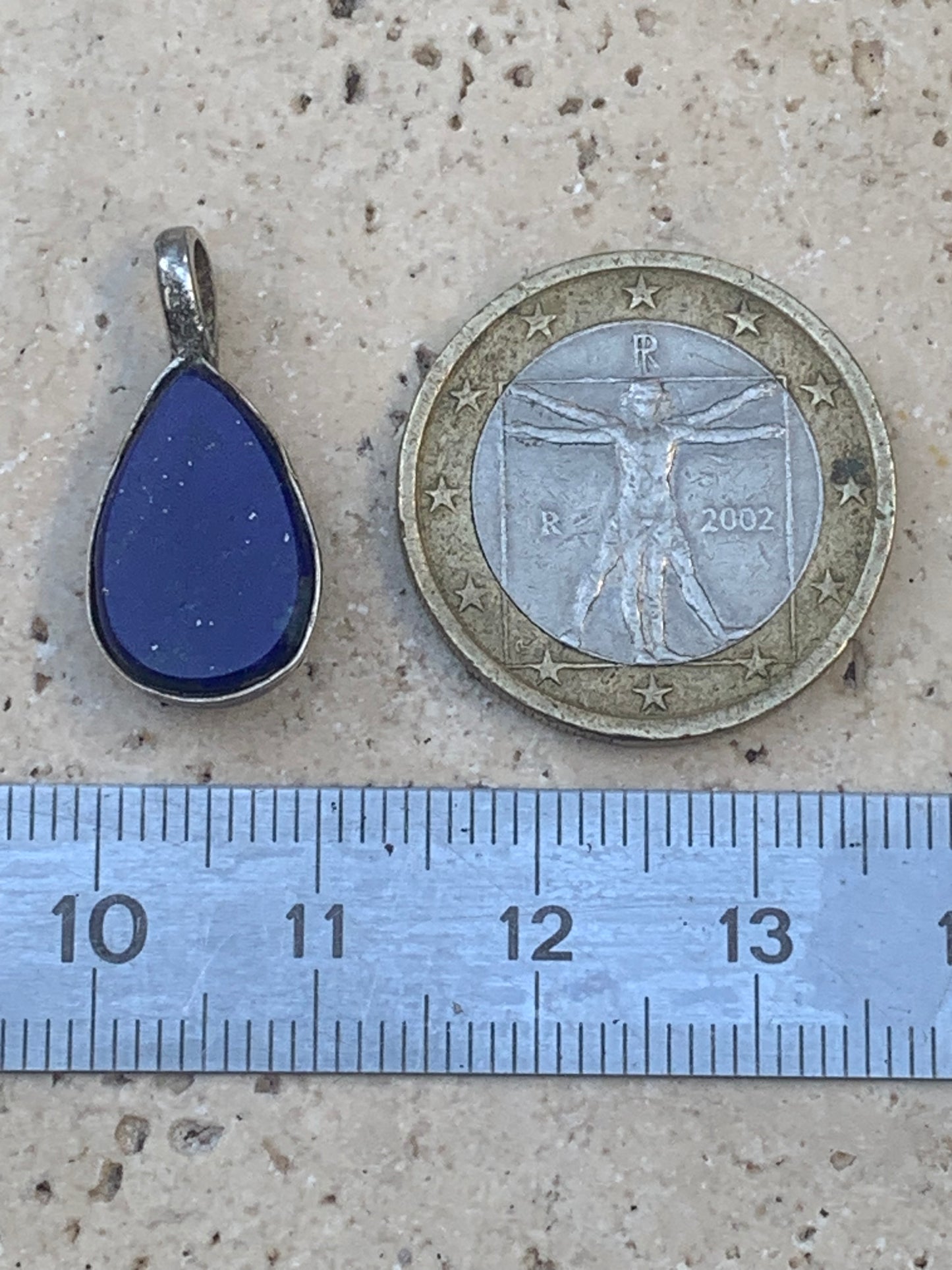 Lapis lazuli, petit pendentif en Argent 925 fait par G & Z, de 21 millimètres de hauteur x 10 millimètres de largeur x 6 d'épaisseur. Vendu avec un cordon réglable de couleur noire !