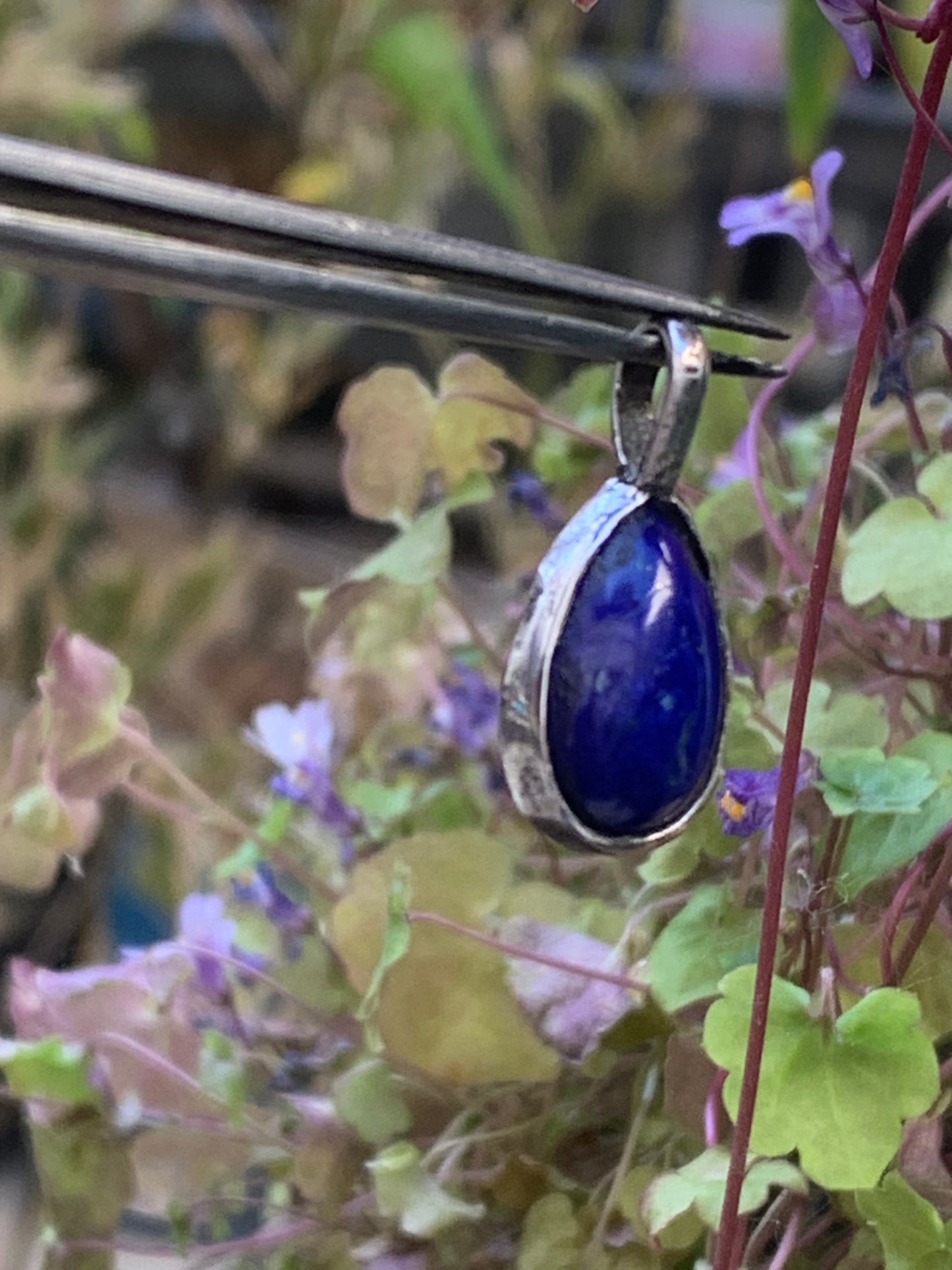 Lapis lazuli, petit pendentif en Argent 925 fait par G & Z, de 21 millimètres de hauteur x 10 millimètres de largeur x 6 d'épaisseur. Vendu avec un cordon réglable de couleur noire !