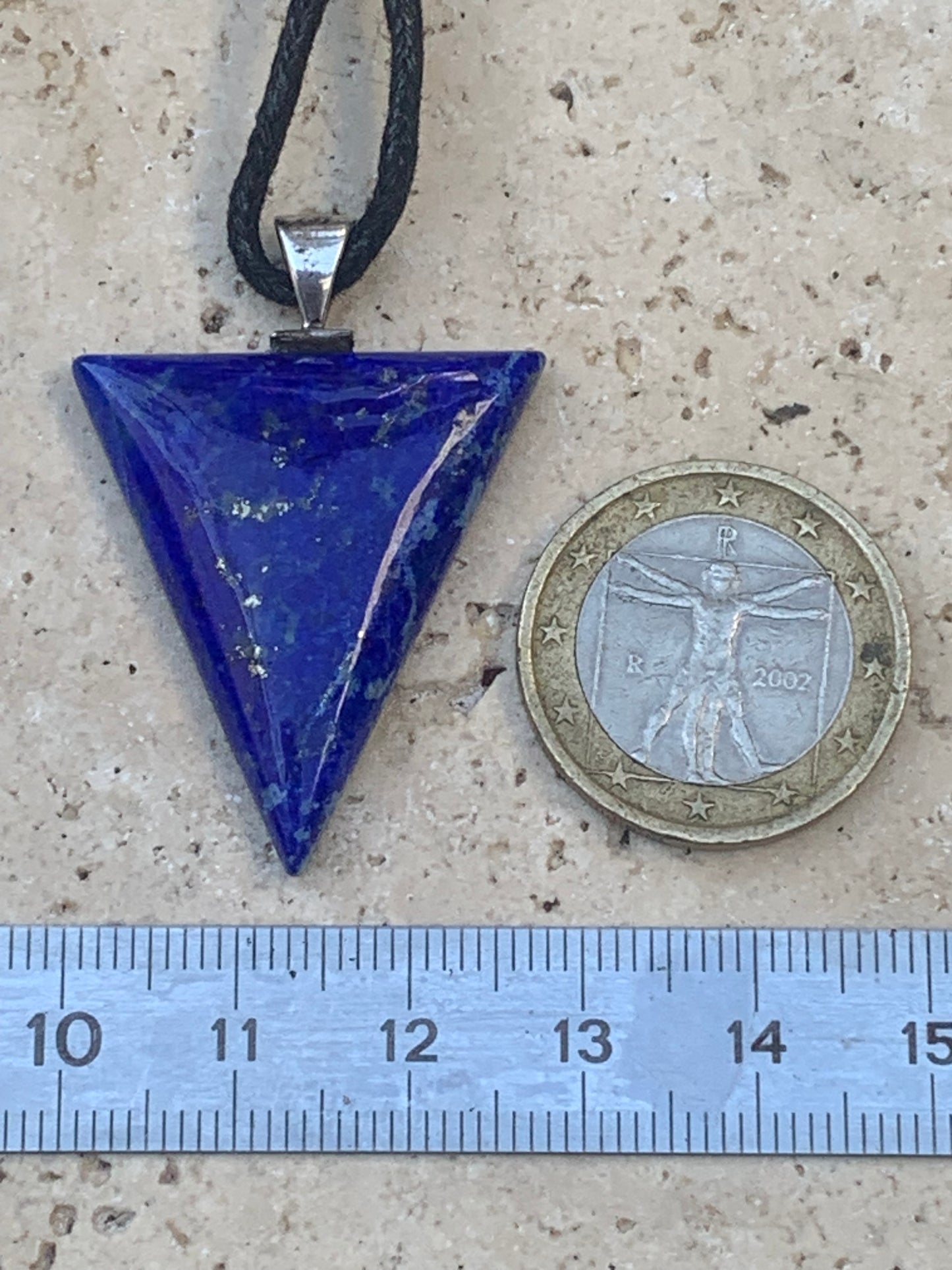 Lapis lazuli, petit pendentif en Argent 925 fait par G & Z, de 40 millimètres de hauteur x 28 millimètres de largeur x 6 d'épaisseur. Vendu avec un cordon réglable de couleur noire !