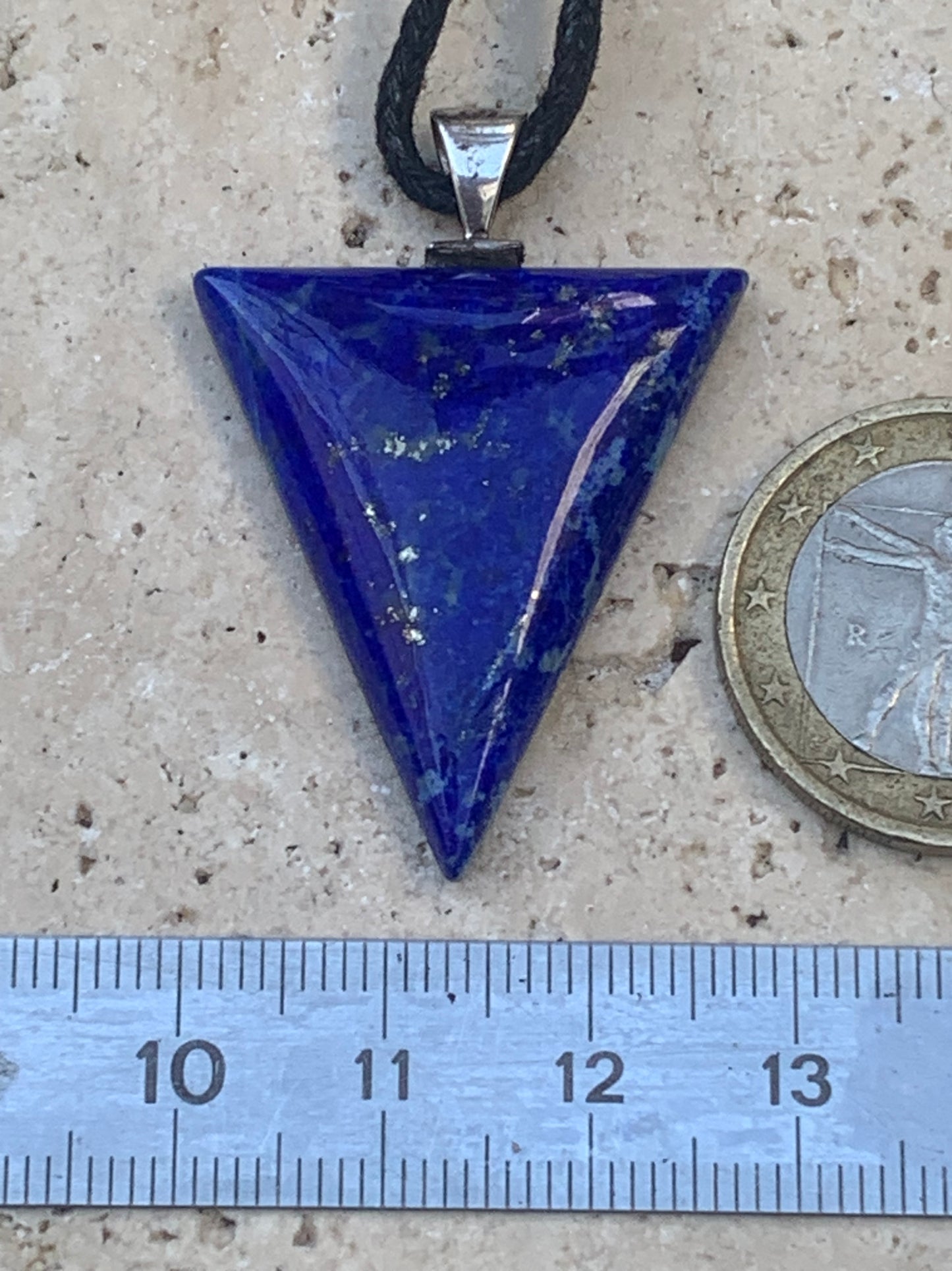 Lapis lazuli, petit pendentif en Argent 925 fait par G & Z, de 40 millimètres de hauteur x 28 millimètres de largeur x 6 d'épaisseur. Vendu avec un cordon réglable de couleur noire !