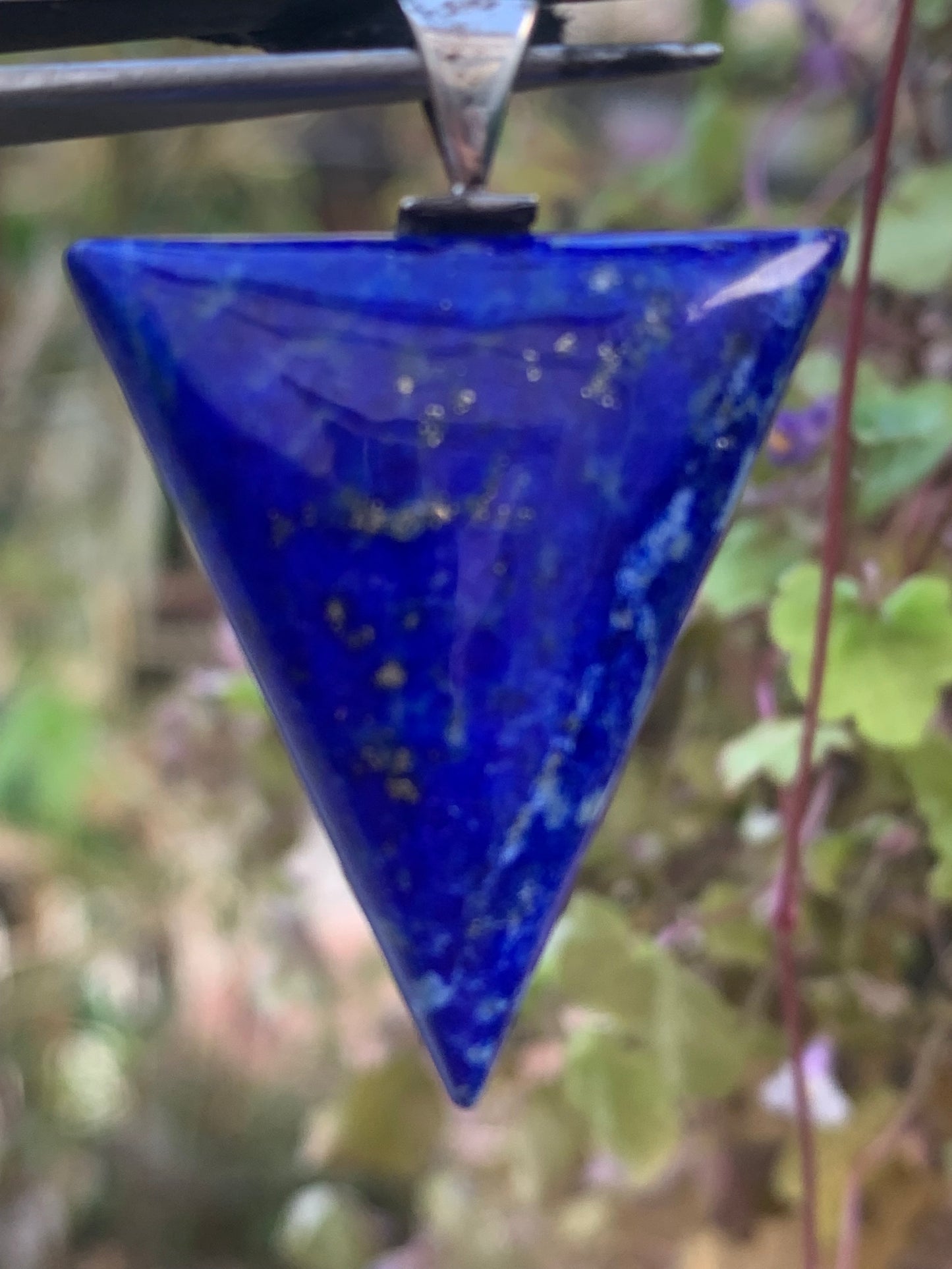 Lapis lazuli, petit pendentif en Argent 925 fait par G & Z, de 40 millimètres de hauteur x 28 millimètres de largeur x 6 d'épaisseur. Vendu avec un cordon réglable de couleur noire !