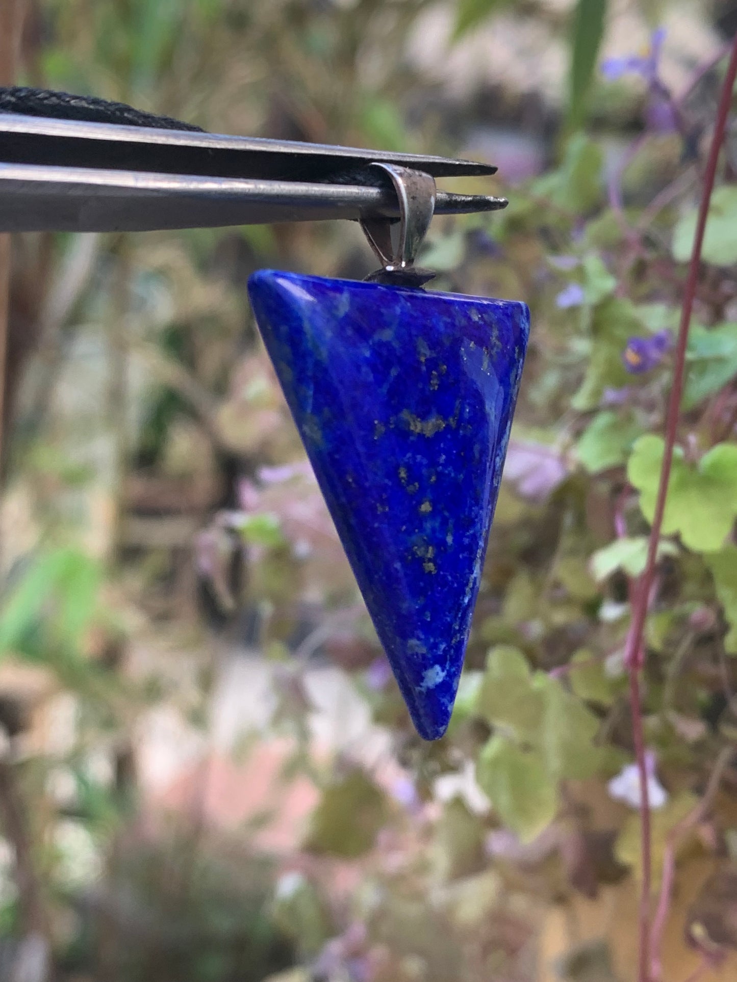 Lapis lazuli, petit pendentif en Argent 925 fait par G & Z, de 40 millimètres de hauteur x 28 millimètres de largeur x 6 d'épaisseur. Vendu avec un cordon réglable de couleur noire !