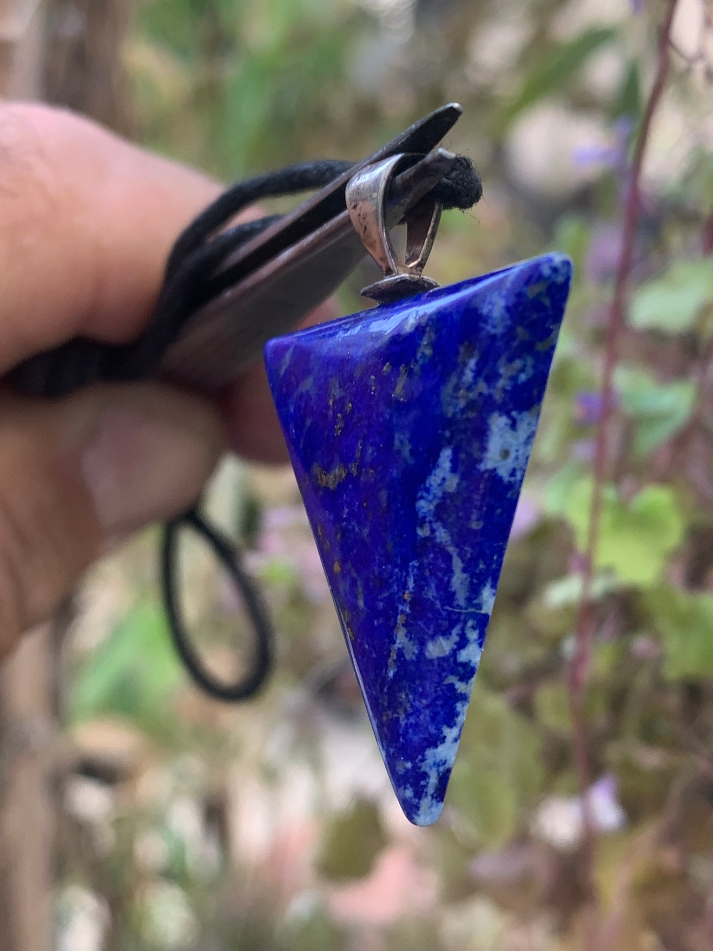 Lapis lazuli, petit pendentif en Argent 925 fait par G & Z, de 40 millimètres de hauteur x 28 millimètres de largeur x 6 d'épaisseur. Vendu avec un cordon réglable de couleur noire !