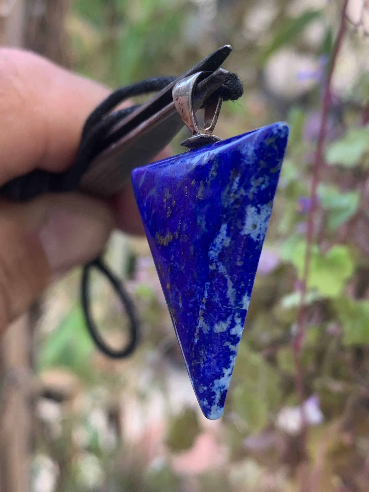 Lapis lazuli, petit pendentif en Argent 925 fait par G & Z, de 40 millimètres de hauteur x 28 millimètres de largeur x 6 d'épaisseur. Vendu avec un cordon réglable de couleur noire !