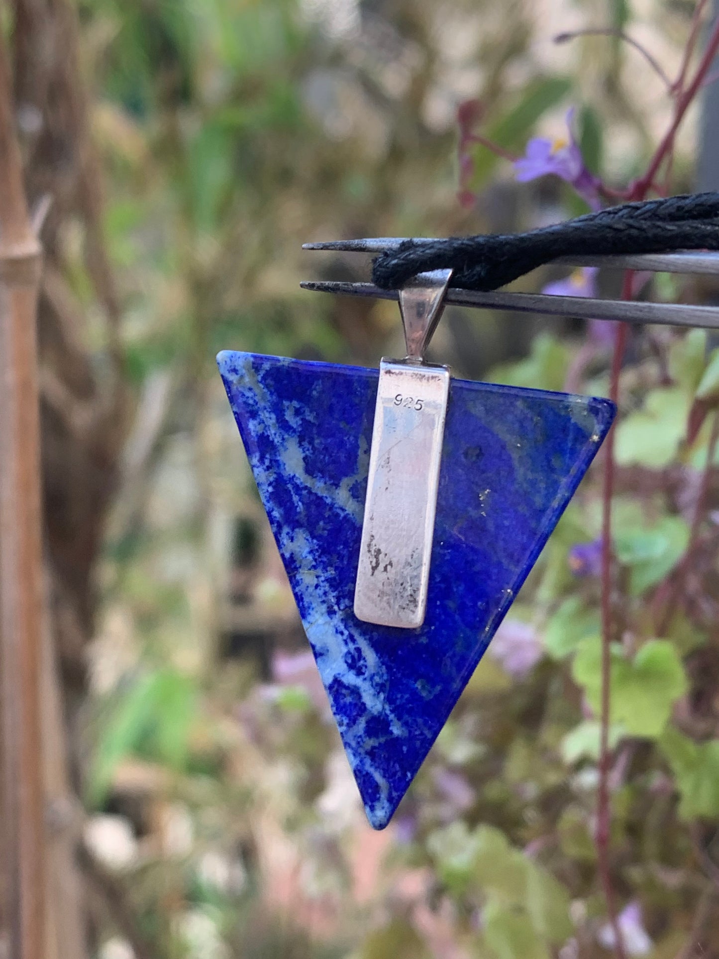 Lapis lazuli, petit pendentif en Argent 925 fait par G & Z, de 40 millimètres de hauteur x 28 millimètres de largeur x 6 d'épaisseur. Vendu avec un cordon réglable de couleur noire !