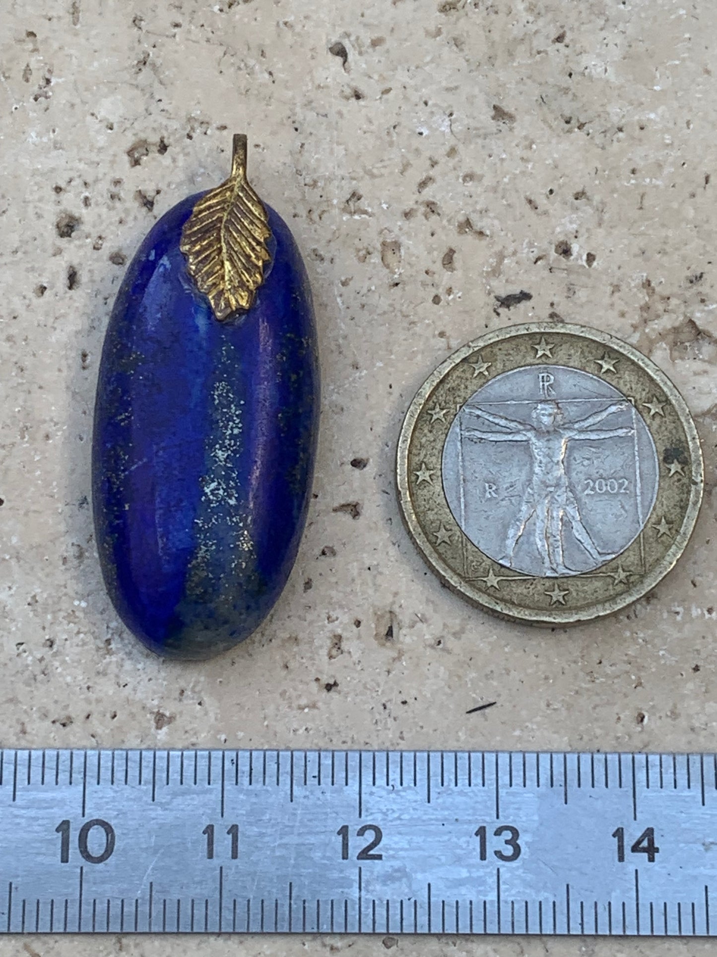 Lapis lazuli, pendentif fait par G & Z, de 40 millimètres de hauteur x 17 millimètres de largeur x 7 d'épaisseur. Vendu avec un cordon réglable de couleur noire !