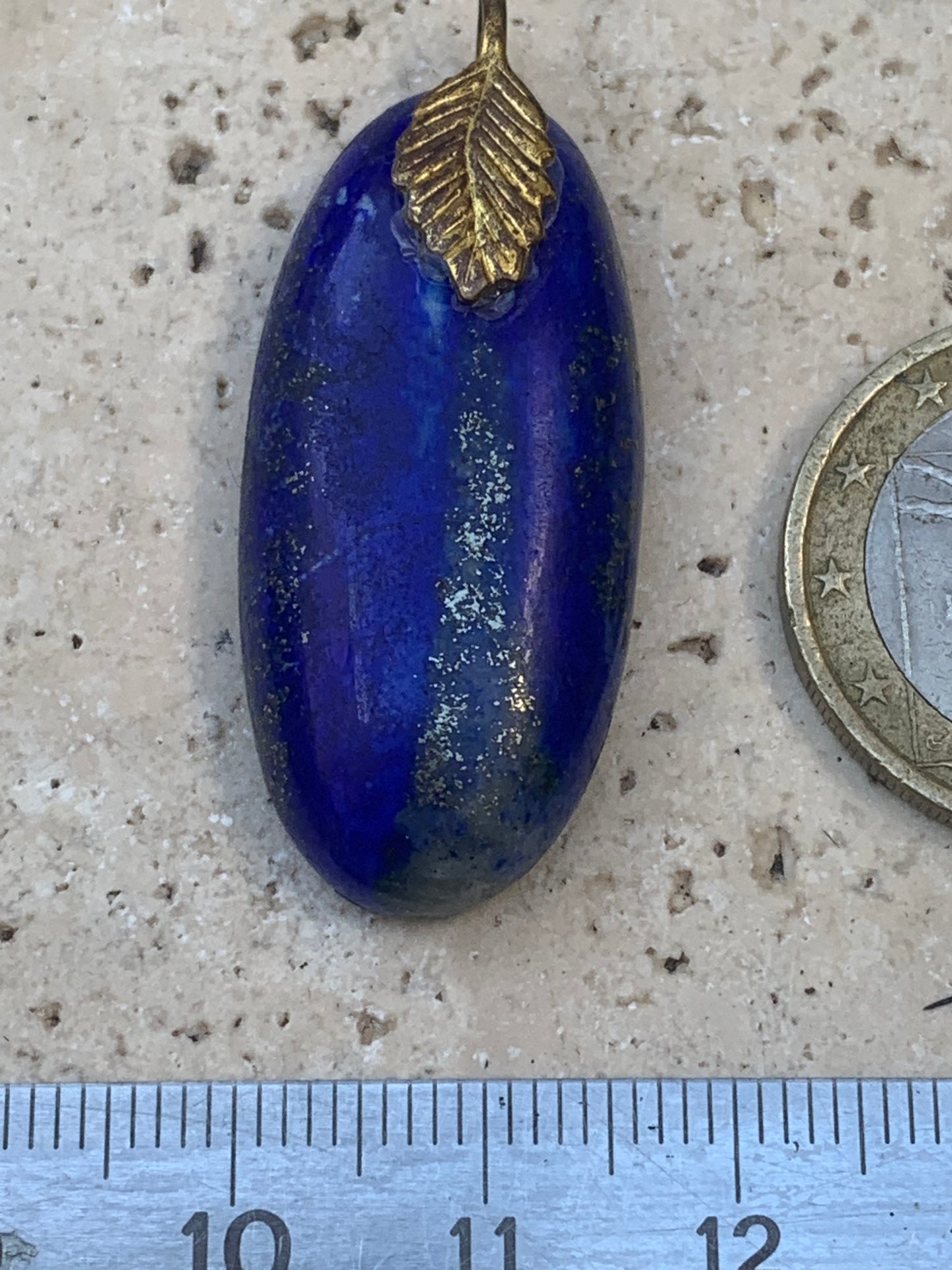 Lapis lazuli, pendentif fait par G & Z, de 40 millimètres de hauteur x 17 millimètres de largeur x 7 d'épaisseur. Vendu avec un cordon réglable de couleur noire !