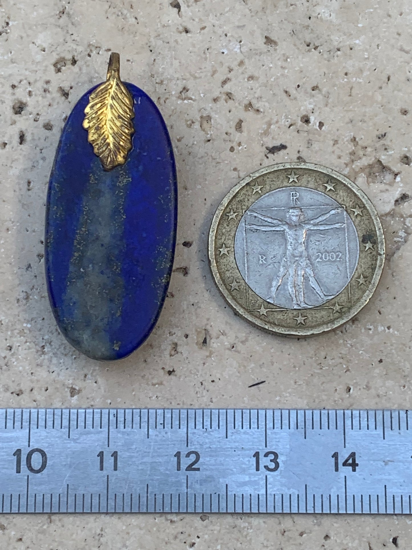 Lapis lazuli, pendentif fait par G & Z, de 40 millimètres de hauteur x 17 millimètres de largeur x 7 d'épaisseur. Vendu avec un cordon réglable de couleur noire !