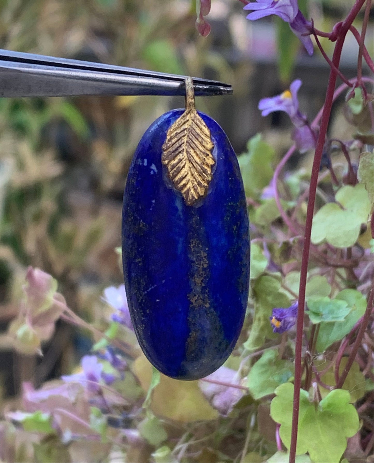 Lapis lazuli, pendentif fait par G & Z, de 40 millimètres de hauteur x 17 millimètres de largeur x 7 d'épaisseur. Vendu avec un cordon réglable de couleur noire !
