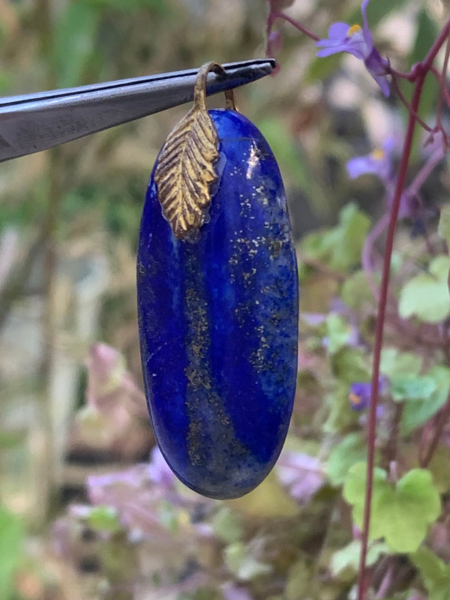 Lapis lazuli, pendentif fait par G & Z, de 40 millimètres de hauteur x 17 millimètres de largeur x 7 d'épaisseur. Vendu avec un cordon réglable de couleur noire !