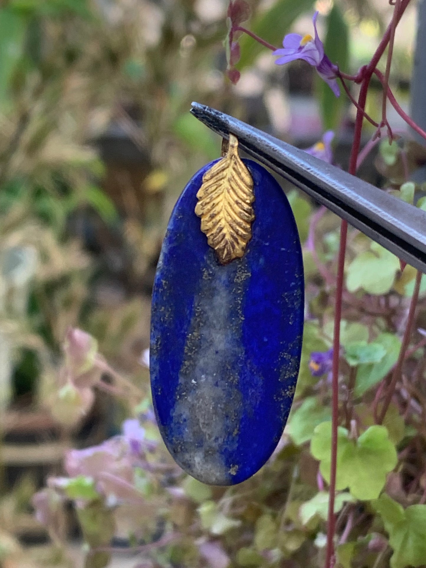 Lapis lazuli, pendentif fait par G & Z, de 40 millimètres de hauteur x 17 millimètres de largeur x 7 d'épaisseur. Vendu avec un cordon réglable de couleur noire !