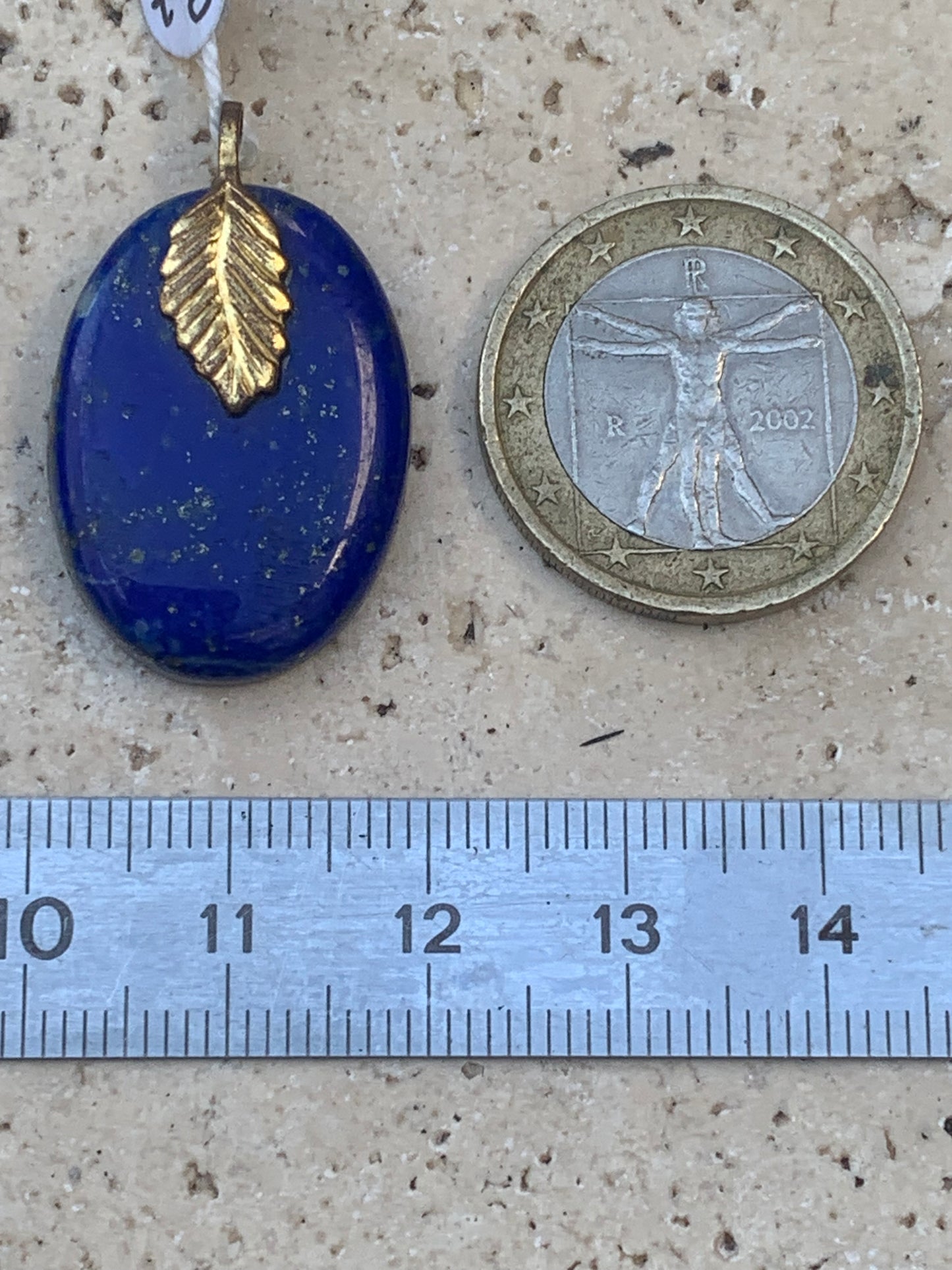 Lapis lazuli, pendentif fait par G & Z, de 30 millimètres de hauteur x 19 millimètres de largeur x 5 d'épaisseur. Vendu avec un cordon réglable de couleur noire !