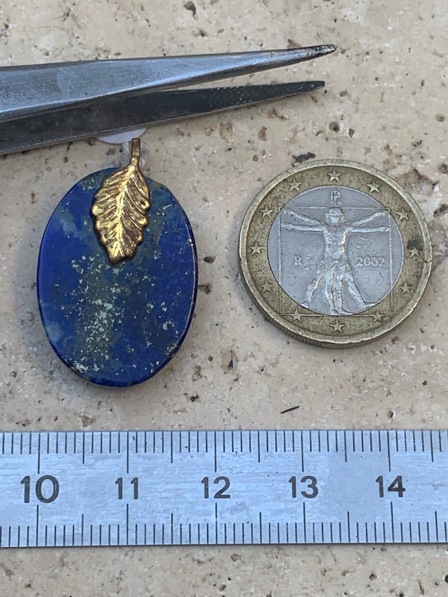 Lapis lazuli, pendentif fait par G & Z, de 30 millimètres de hauteur x 19 millimètres de largeur x 5 d'épaisseur. Vendu avec un cordon réglable de couleur noire !
