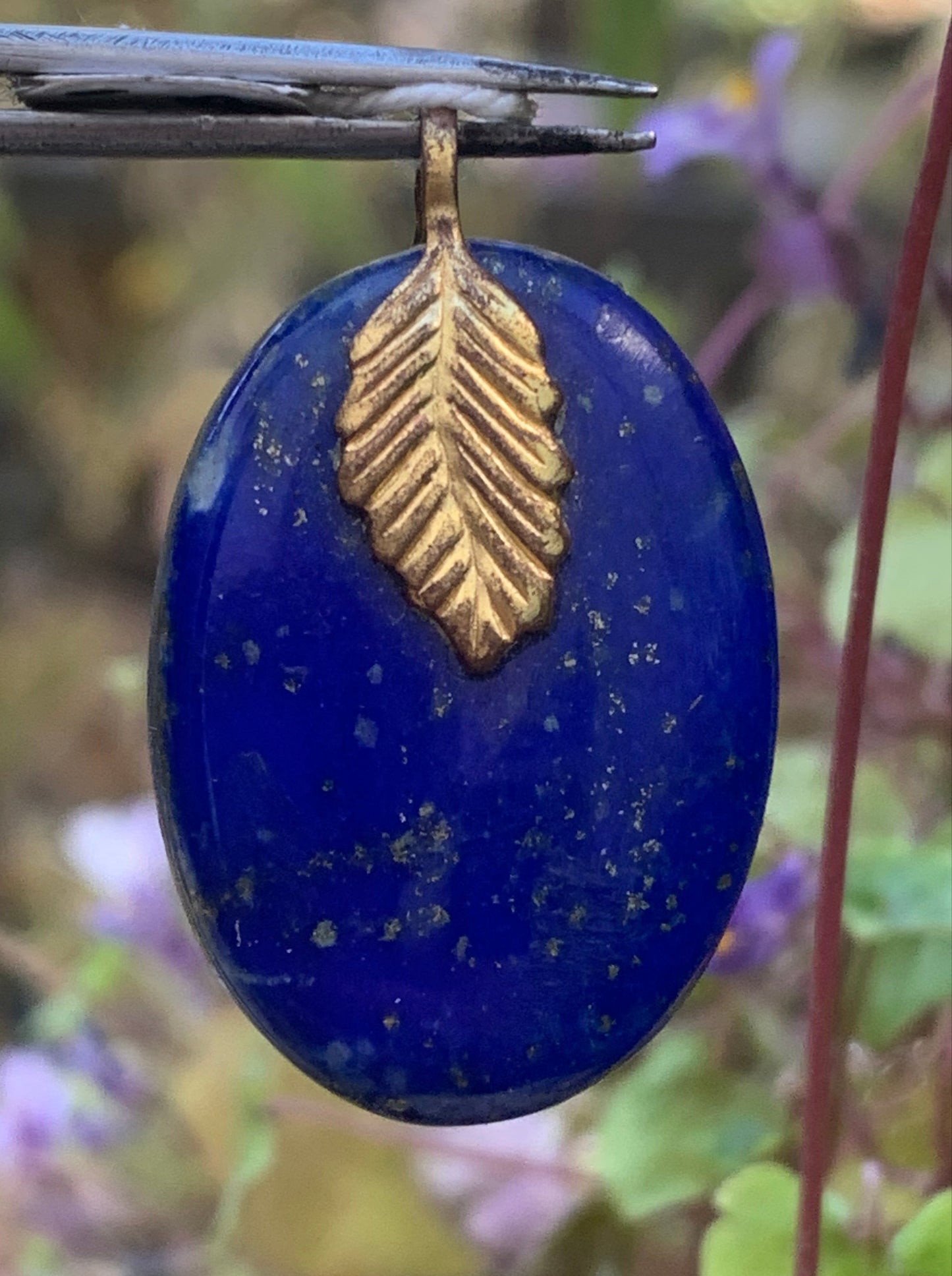 Lapis lazuli, pendentif fait par G & Z, de 30 millimètres de hauteur x 19 millimètres de largeur x 5 d'épaisseur. Vendu avec un cordon réglable de couleur noire !