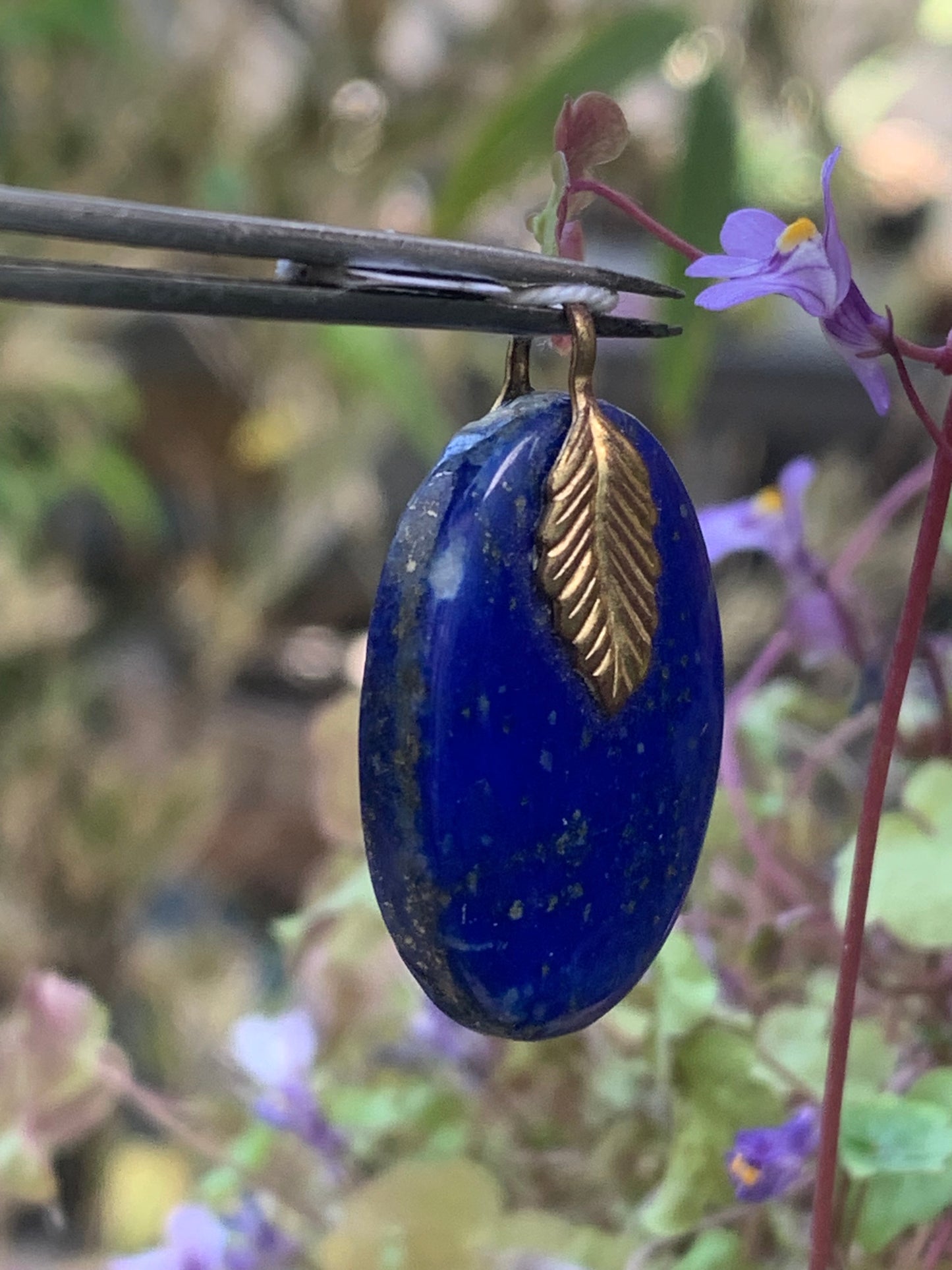 Lapis lazuli, pendentif fait par G & Z, de 30 millimètres de hauteur x 19 millimètres de largeur x 5 d'épaisseur. Vendu avec un cordon réglable de couleur noire !