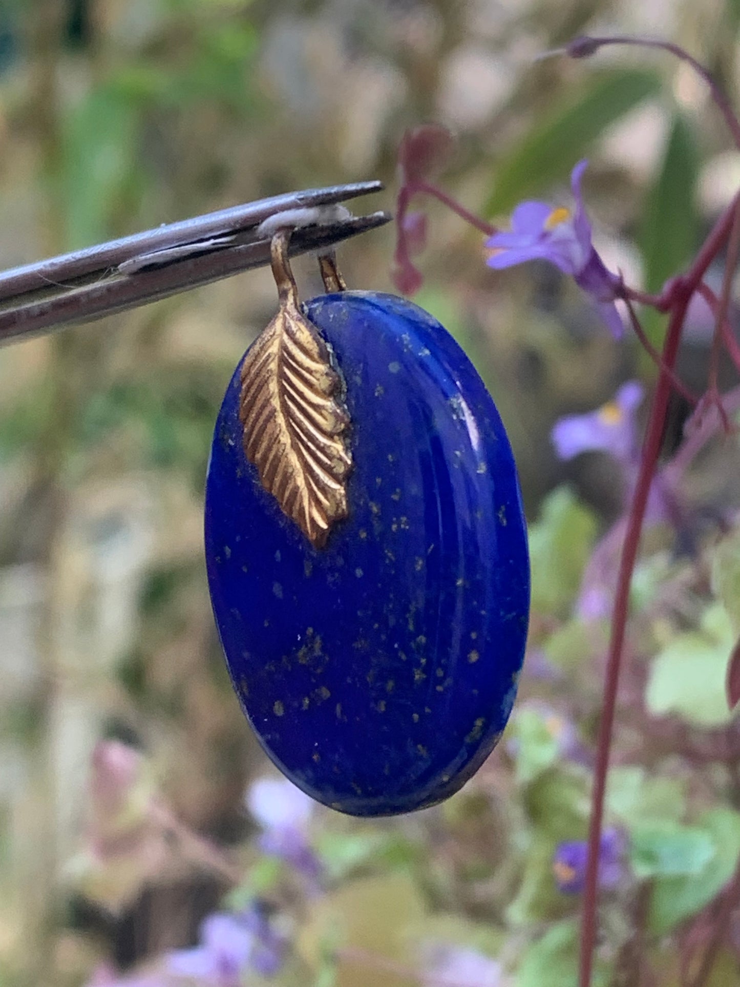 Lapis lazuli, pendentif fait par G & Z, de 30 millimètres de hauteur x 19 millimètres de largeur x 5 d'épaisseur. Vendu avec un cordon réglable de couleur noire !