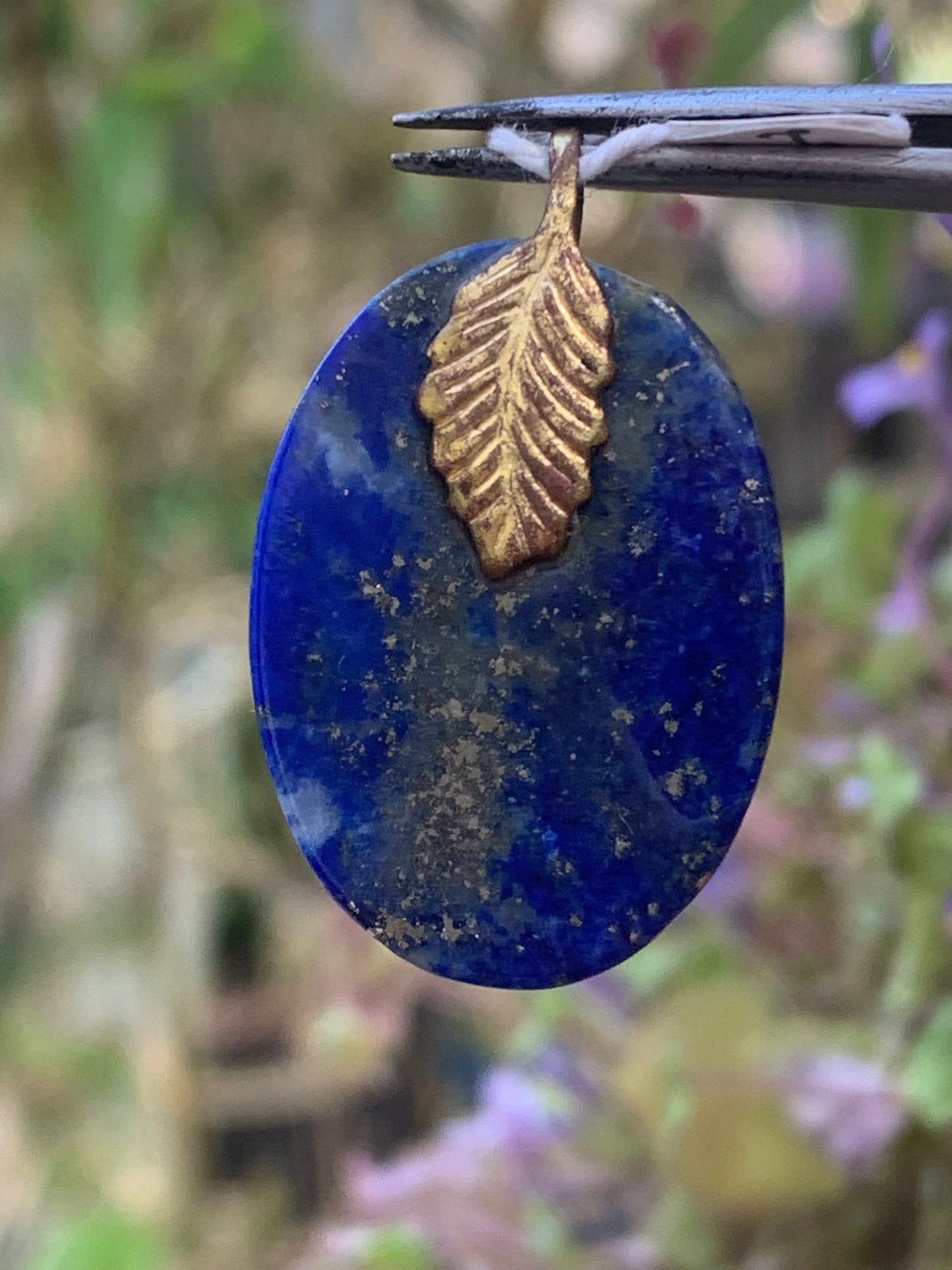 Lapis lazuli, pendentif fait par G & Z, de 30 millimètres de hauteur x 19 millimètres de largeur x 5 d'épaisseur. Vendu avec un cordon réglable de couleur noire !
