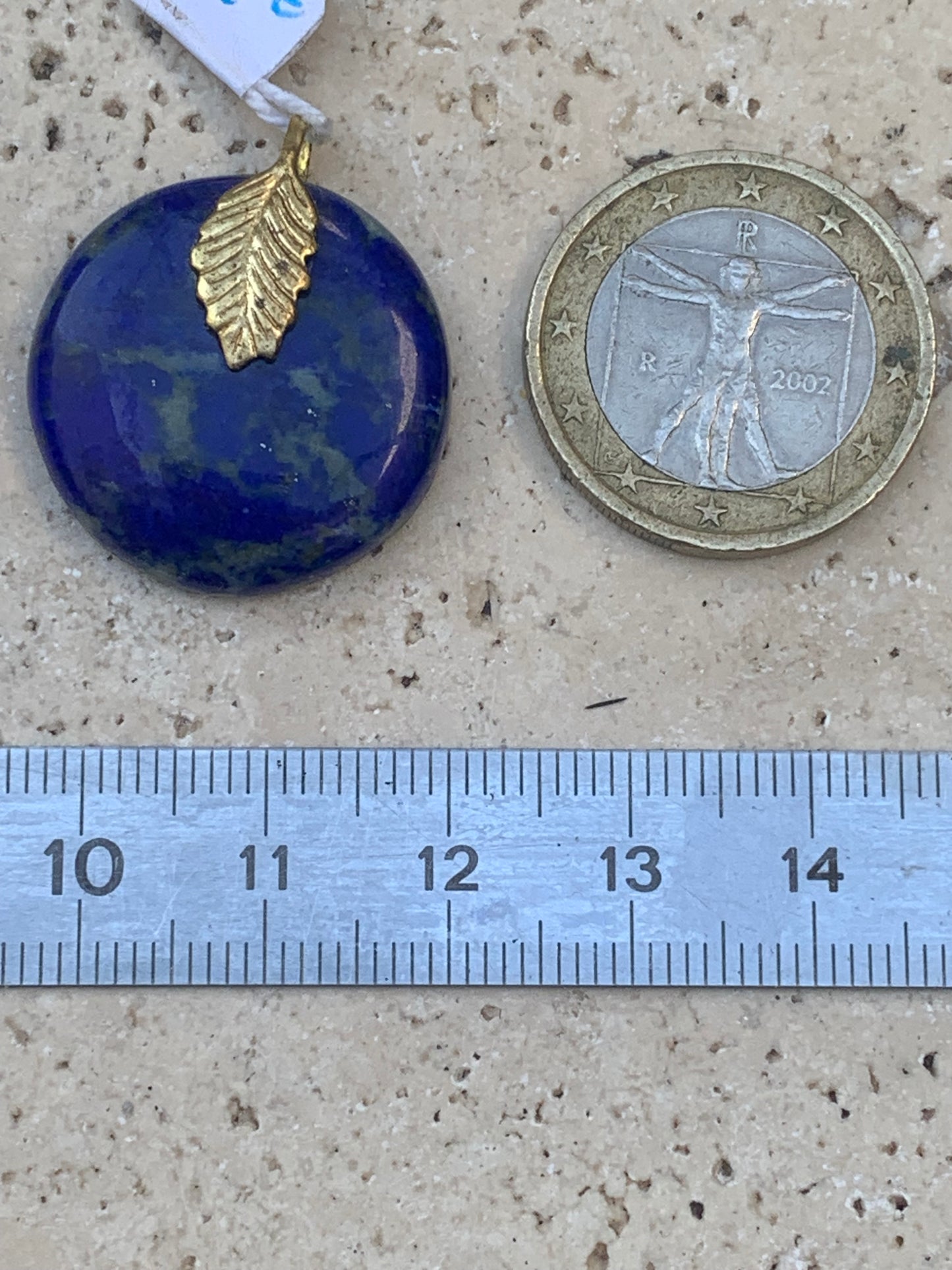Lapis lazuli, pendentif fait par G & Z, de 28 millimètres de hauteur x 24 millimètres de largeur x 7 d'épaisseur. Vendu avec un cordon réglable de couleur noire !