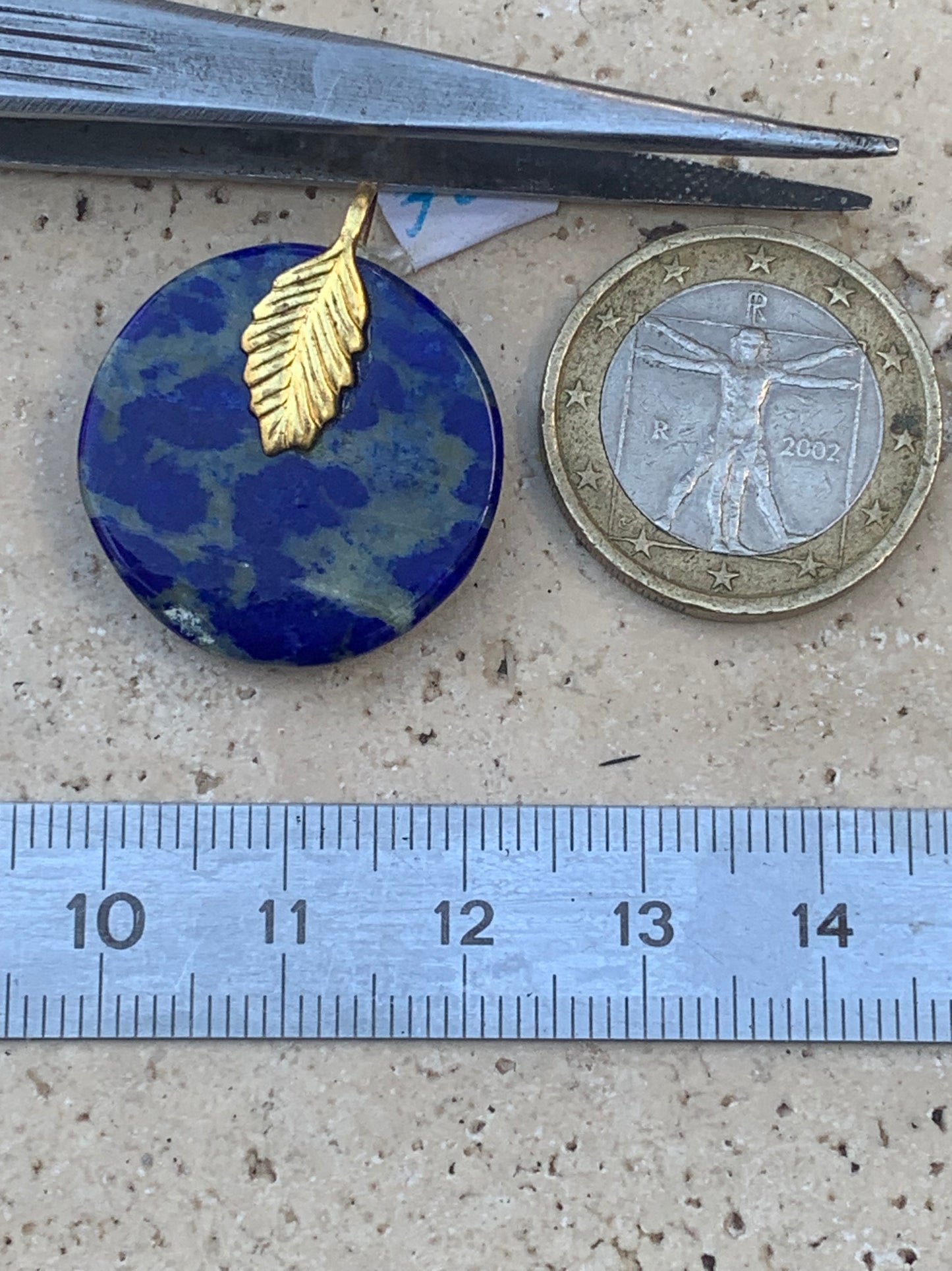 Lapis lazuli, pendentif fait par G & Z, de 28 millimètres de hauteur x 24 millimètres de largeur x 7 d'épaisseur. Vendu avec un cordon réglable de couleur noire !