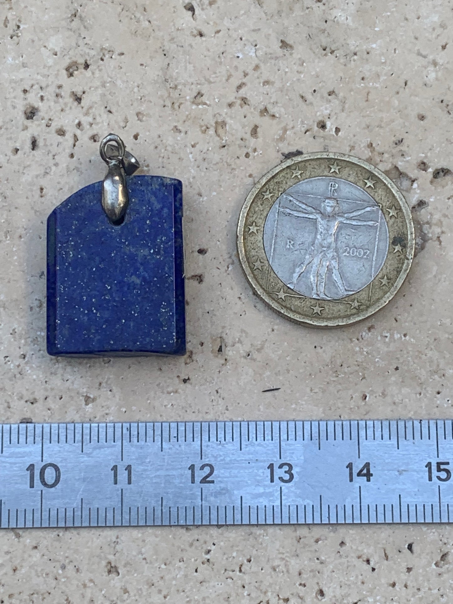 Lapis lazuli, pendentif de 32 millimètres de hauteur x 18 millimètres de largeur x 6 d'épaisseur. Vendu avec un cordon réglable de couleur noire !
