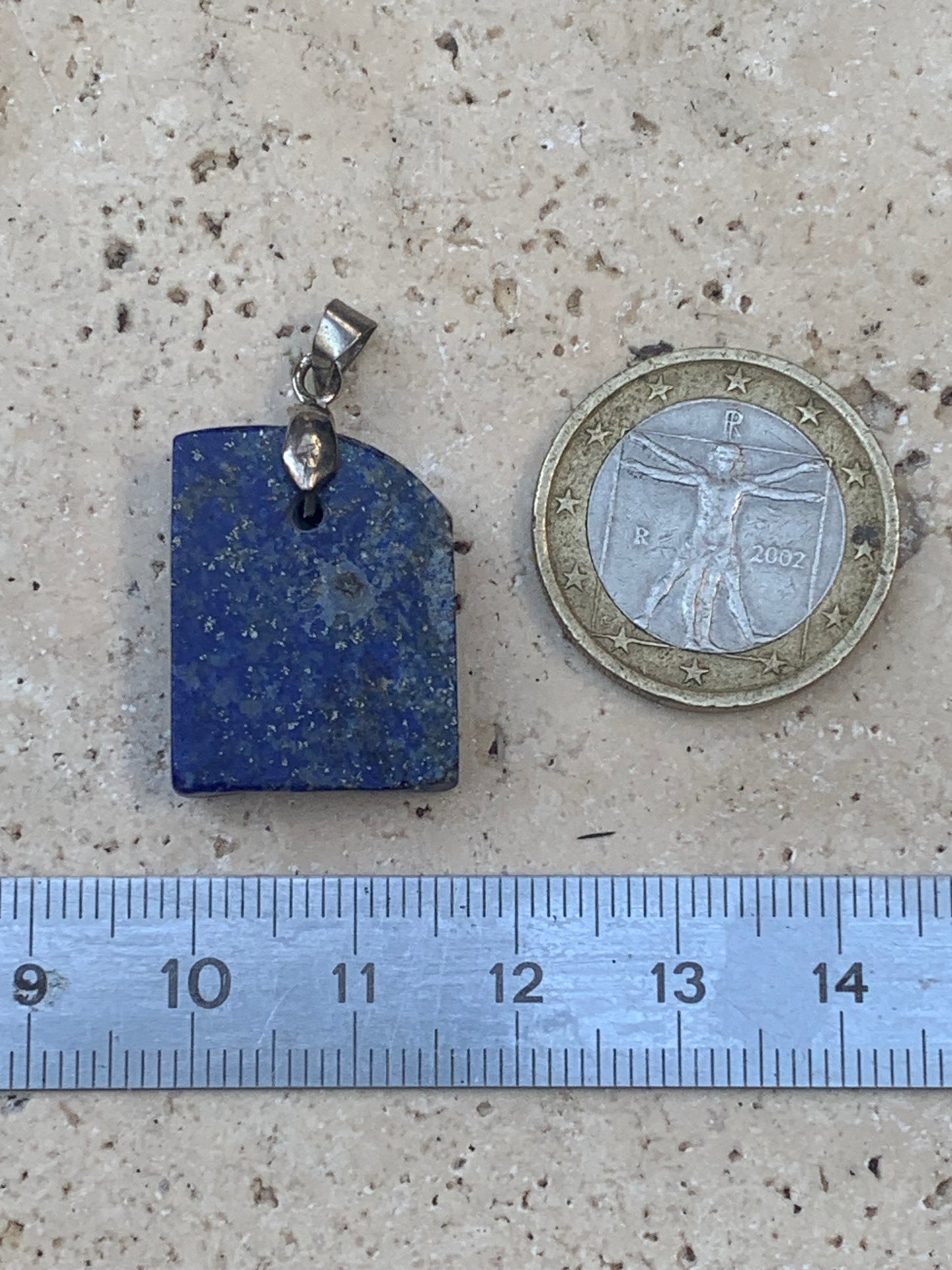 Lapis lazuli, pendentif de 32 millimètres de hauteur x 18 millimètres de largeur x 6 d'épaisseur. Vendu avec un cordon réglable de couleur noire !