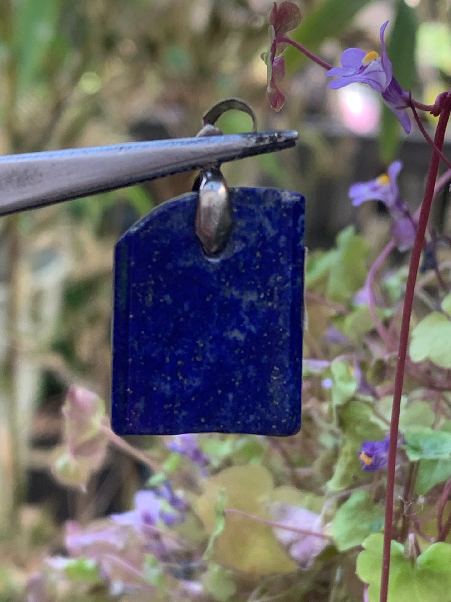 Lapis lazuli, pendentif de 32 millimètres de hauteur x 18 millimètres de largeur x 6 d'épaisseur. Vendu avec un cordon réglable de couleur noire !