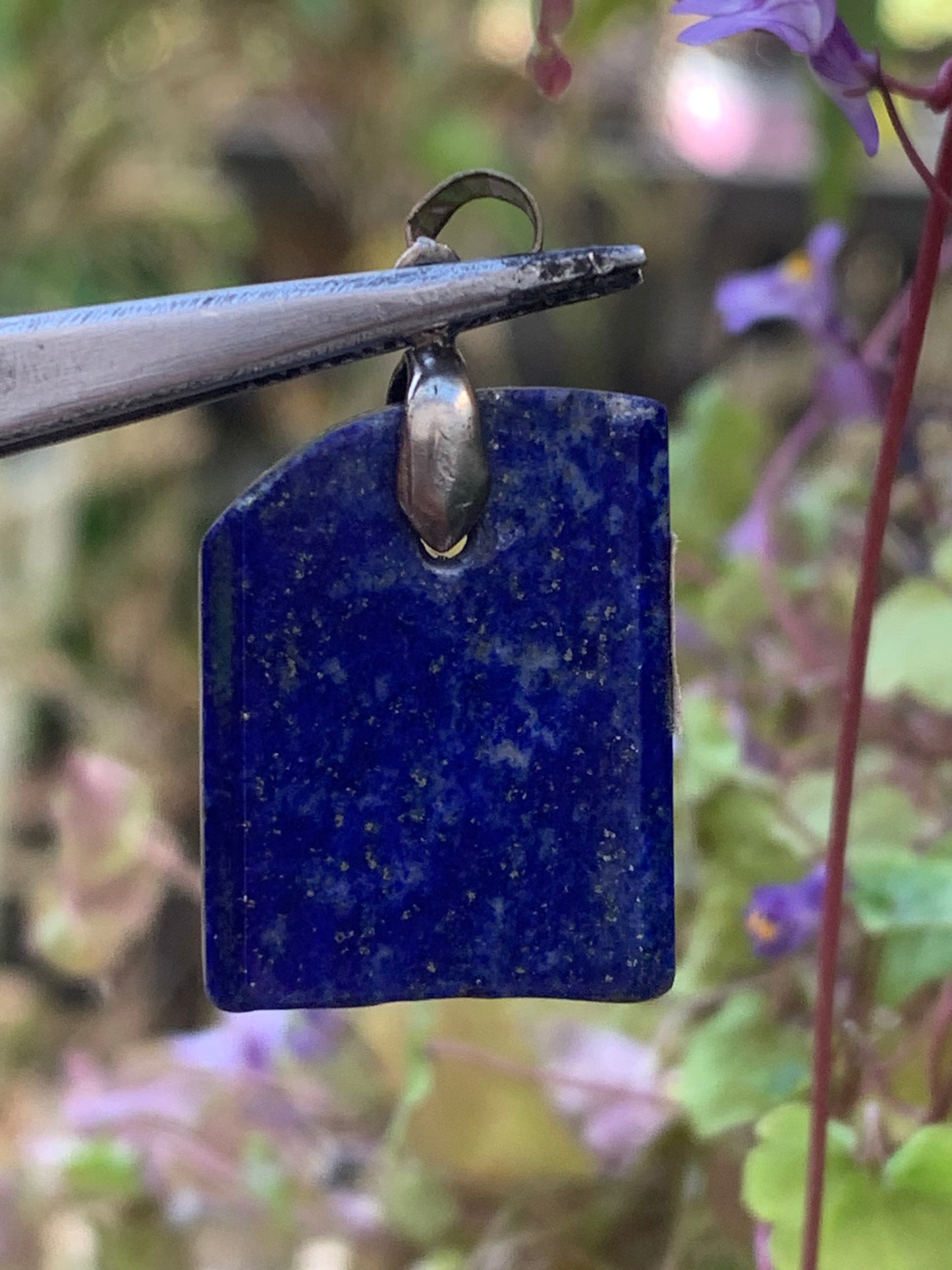Lapis lazuli, pendentif de 32 millimètres de hauteur x 18 millimètres de largeur x 6 d'épaisseur. Vendu avec un cordon réglable de couleur noire !