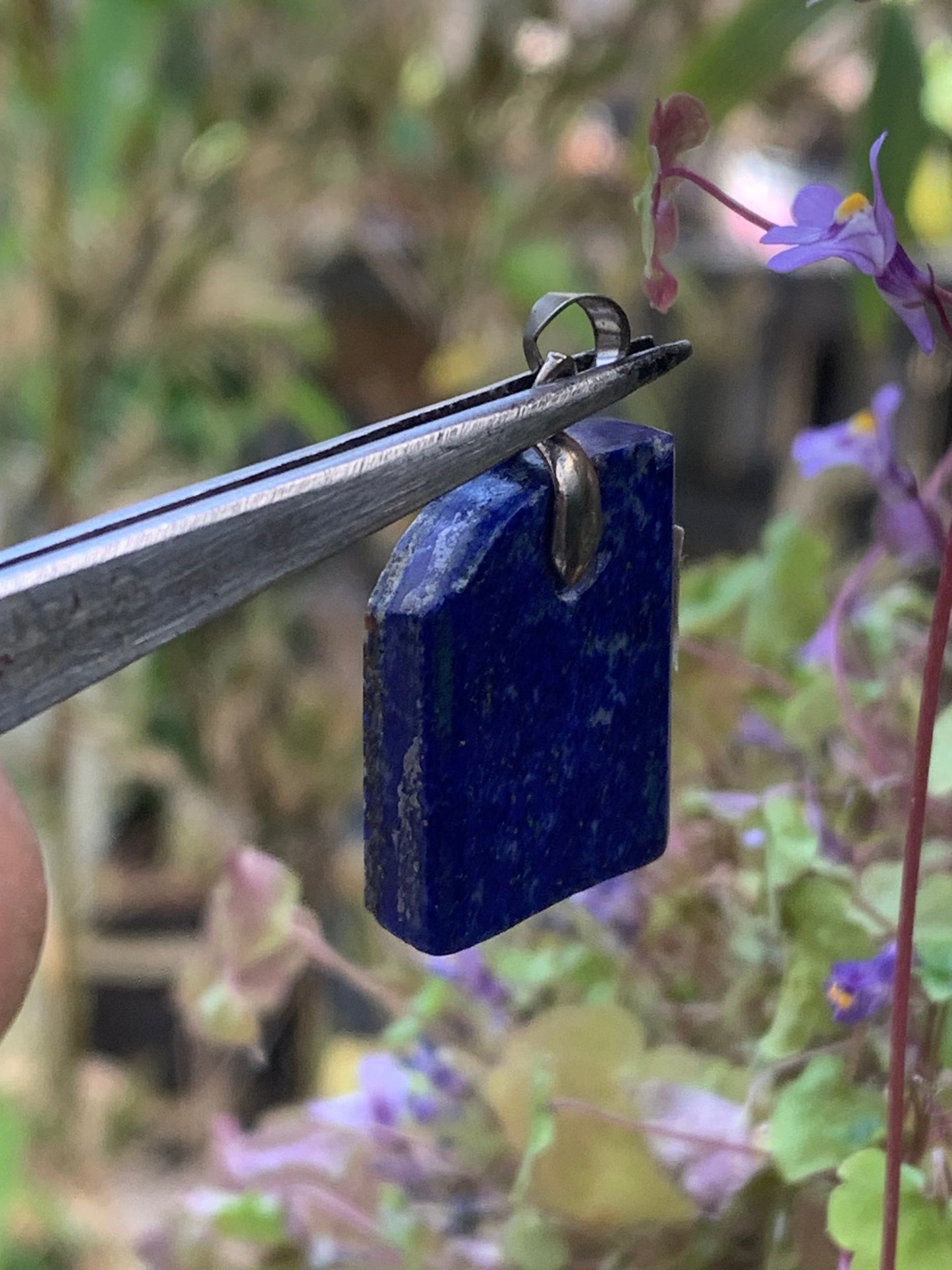 Lapis lazuli, pendentif de 32 millimètres de hauteur x 18 millimètres de largeur x 6 d'épaisseur. Vendu avec un cordon réglable de couleur noire !