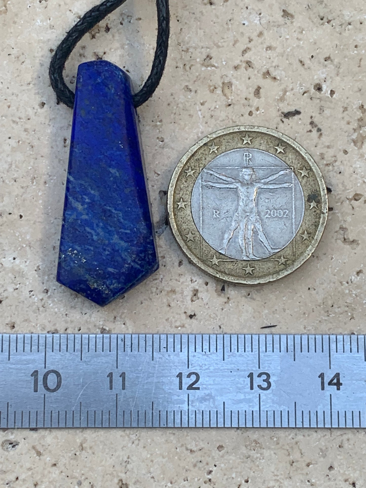 Lapis lazuli, pendentif de 35 millimètres de hauteur x 14 millimètres de largeur x 7 d'épaisseur. Vendu avec un cordon réglable de couleur noire !