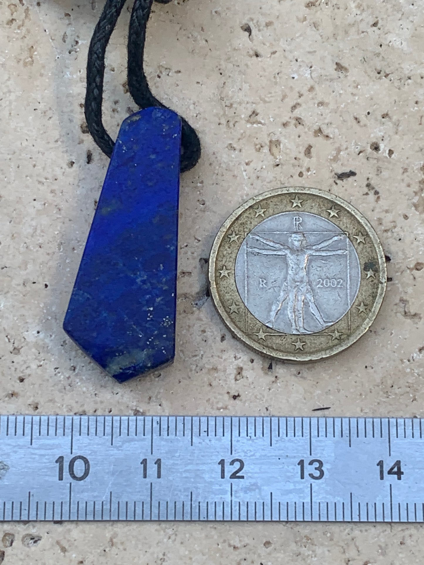 Lapis lazuli, pendentif de 35 millimètres de hauteur x 14 millimètres de largeur x 7 d'épaisseur. Vendu avec un cordon réglable de couleur noire !