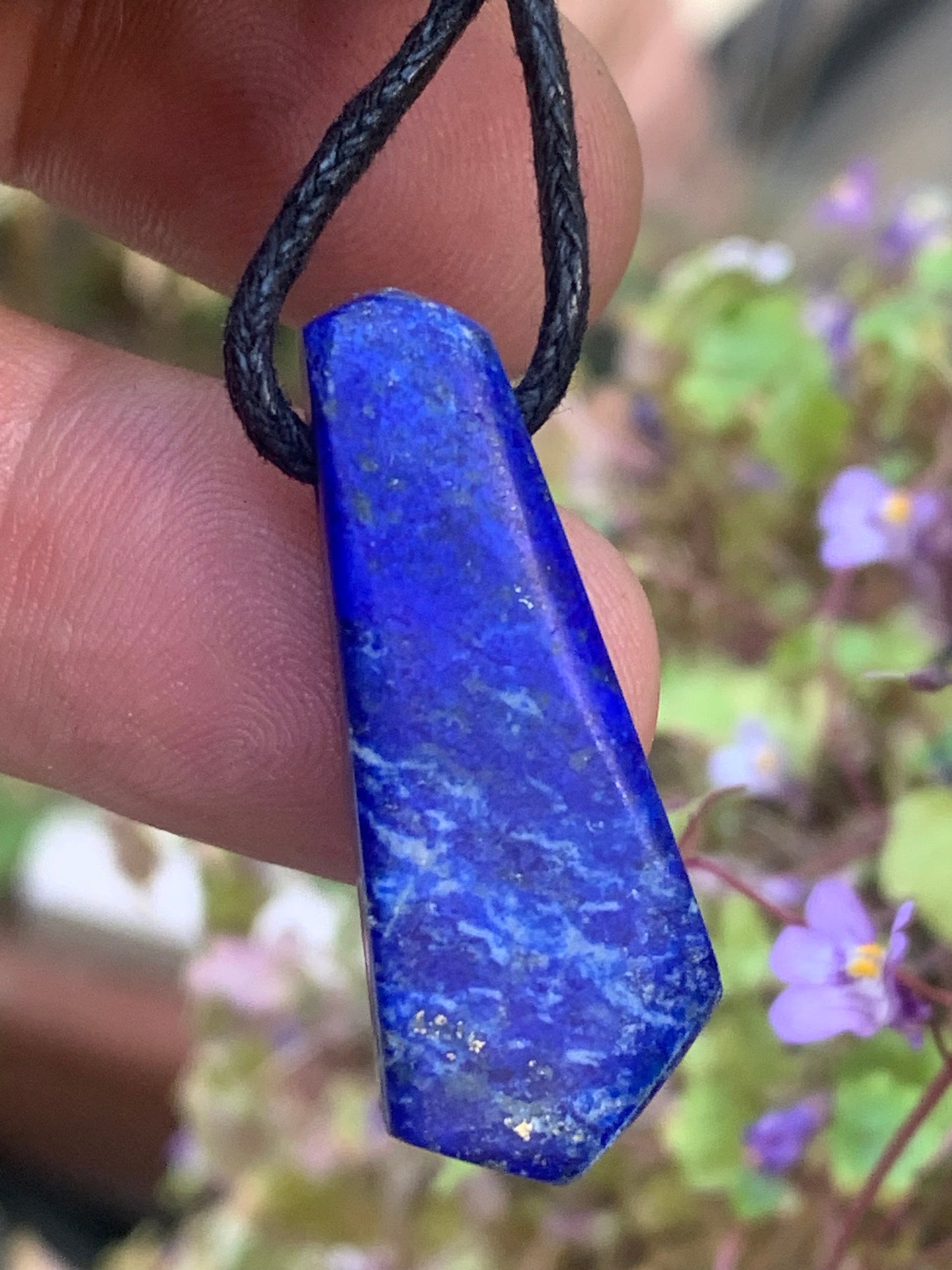 Lapis lazuli, pendentif de 35 millimètres de hauteur x 14 millimètres de largeur x 7 d'épaisseur. Vendu avec un cordon réglable de couleur noire !