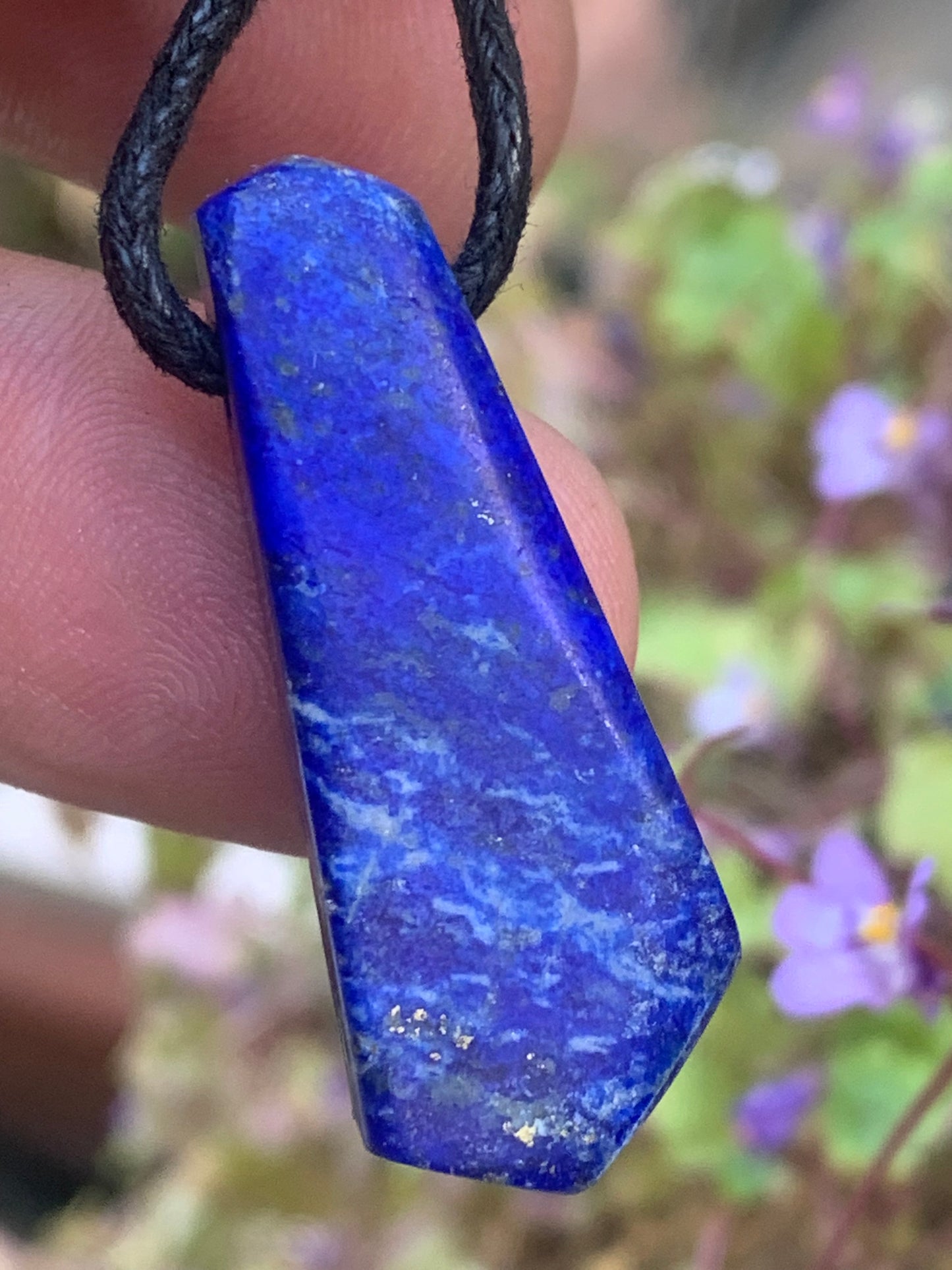 Lapis lazuli, pendentif de 35 millimètres de hauteur x 14 millimètres de largeur x 7 d'épaisseur. Vendu avec un cordon réglable de couleur noire !