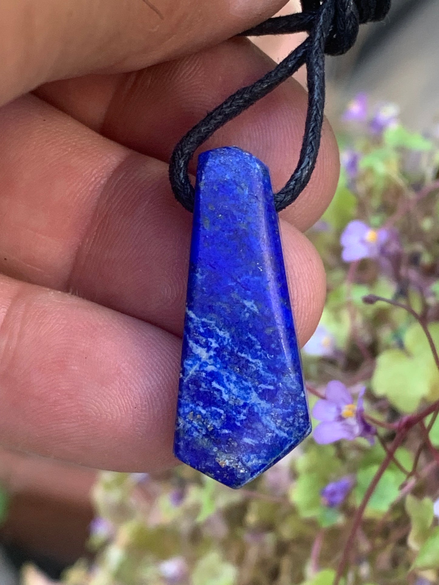 Lapis lazuli, pendentif de 35 millimètres de hauteur x 14 millimètres de largeur x 7 d'épaisseur. Vendu avec un cordon réglable de couleur noire !
