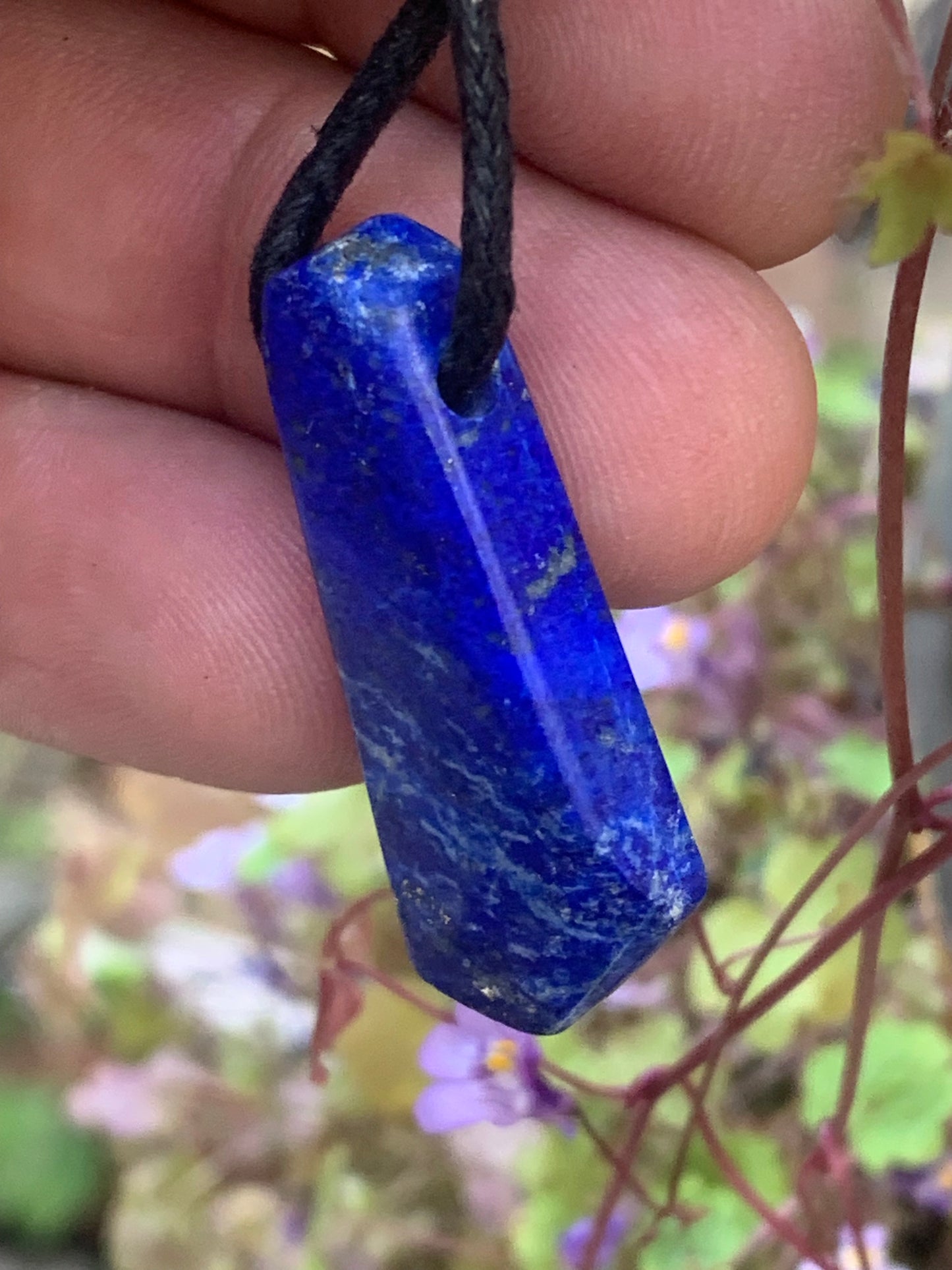 Lapis lazuli, pendentif de 35 millimètres de hauteur x 14 millimètres de largeur x 7 d'épaisseur. Vendu avec un cordon réglable de couleur noire !