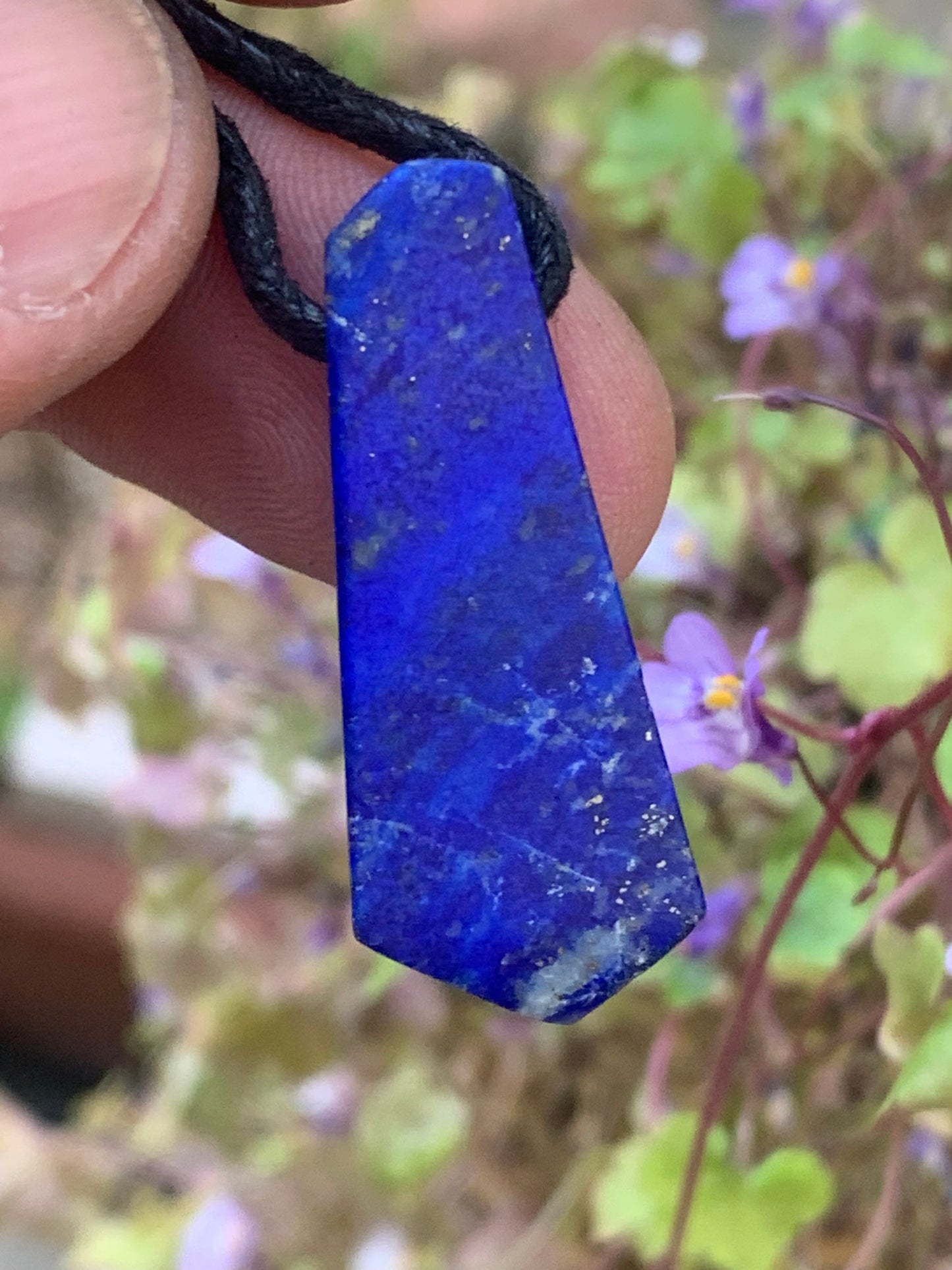 Lapis lazuli, pendentif de 35 millimètres de hauteur x 14 millimètres de largeur x 7 d'épaisseur. Vendu avec un cordon réglable de couleur noire !