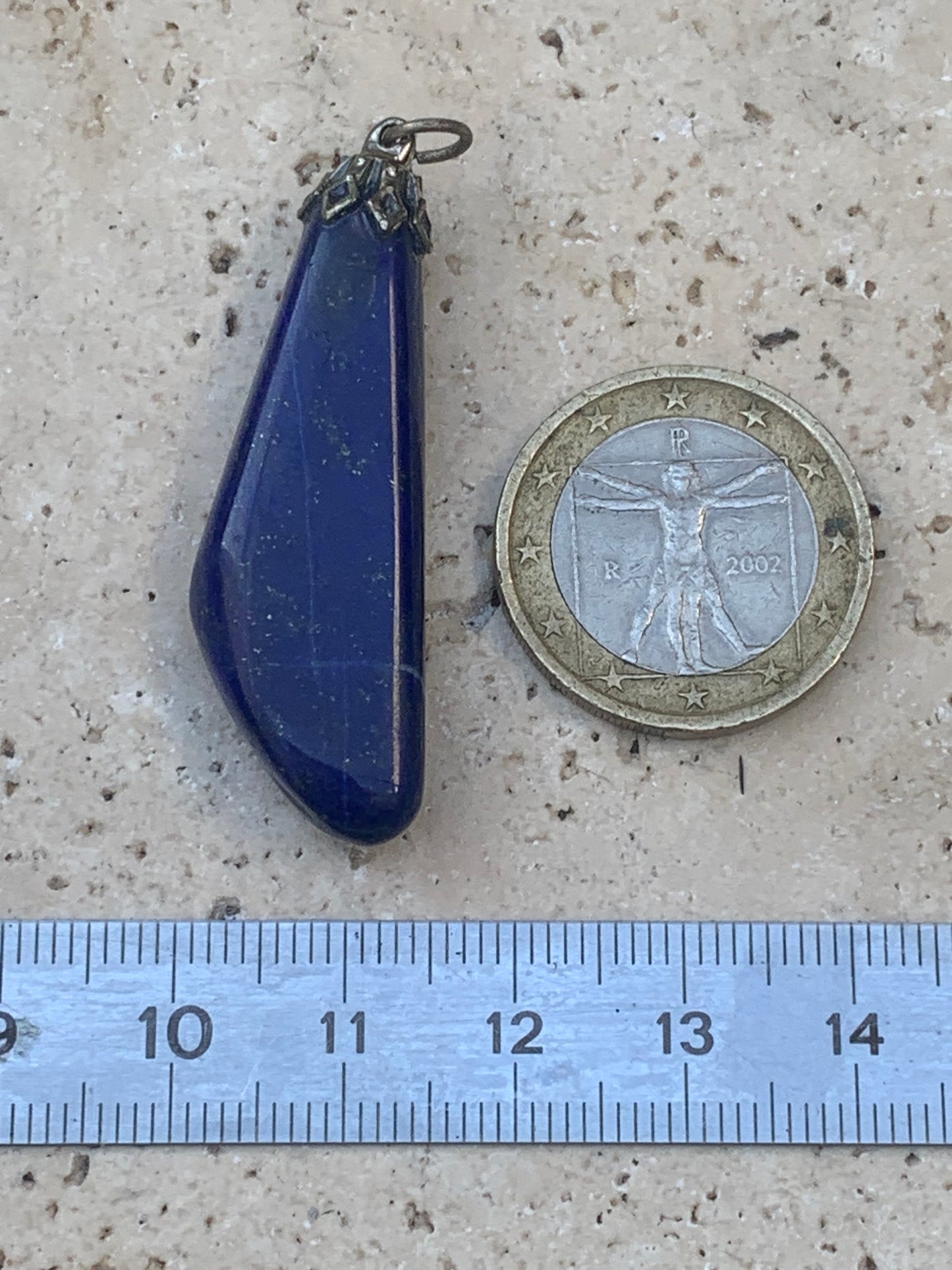 Lapis lazuli, pendentif fait par G & Z, de 47 millimètres de hauteur x 14 millimètres de largeur x 8 d'épaisseur. Vendu avec un cordon réglable de couleur noire !