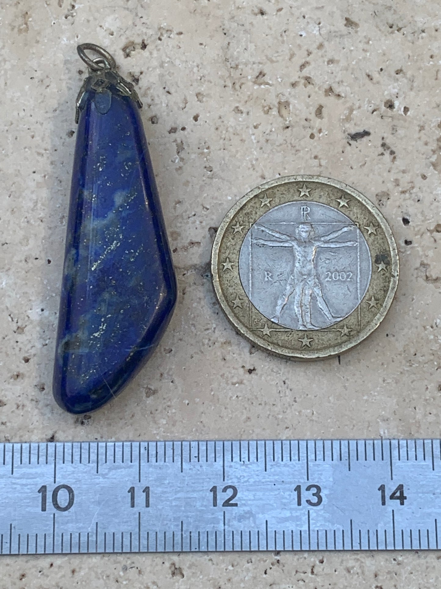 Lapis lazuli, pendentif fait par G & Z, de 47 millimètres de hauteur x 14 millimètres de largeur x 8 d'épaisseur. Vendu avec un cordon réglable de couleur noire !