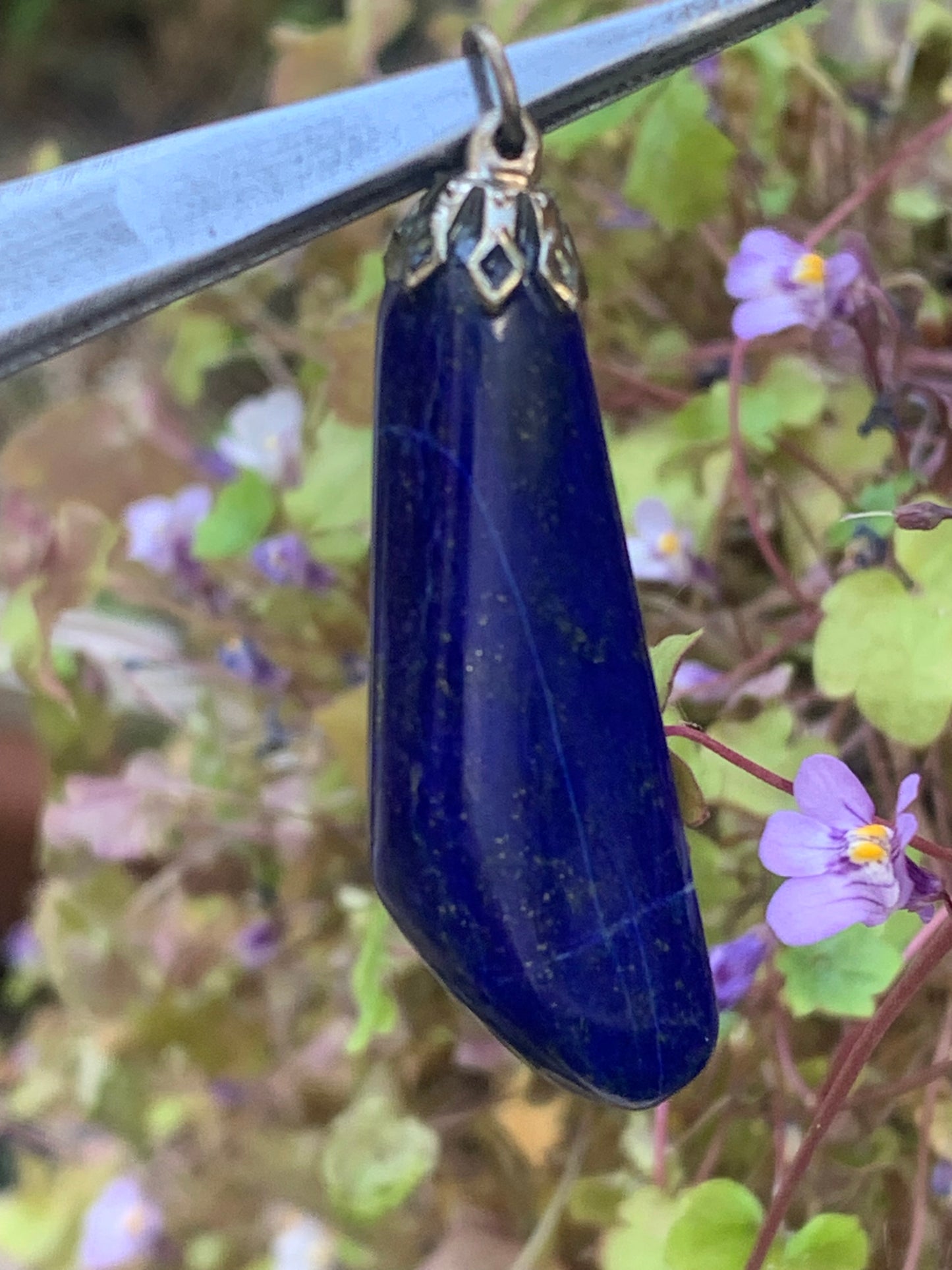 Lapis lazuli, pendentif fait par G & Z, de 47 millimètres de hauteur x 14 millimètres de largeur x 8 d'épaisseur. Vendu avec un cordon réglable de couleur noire !