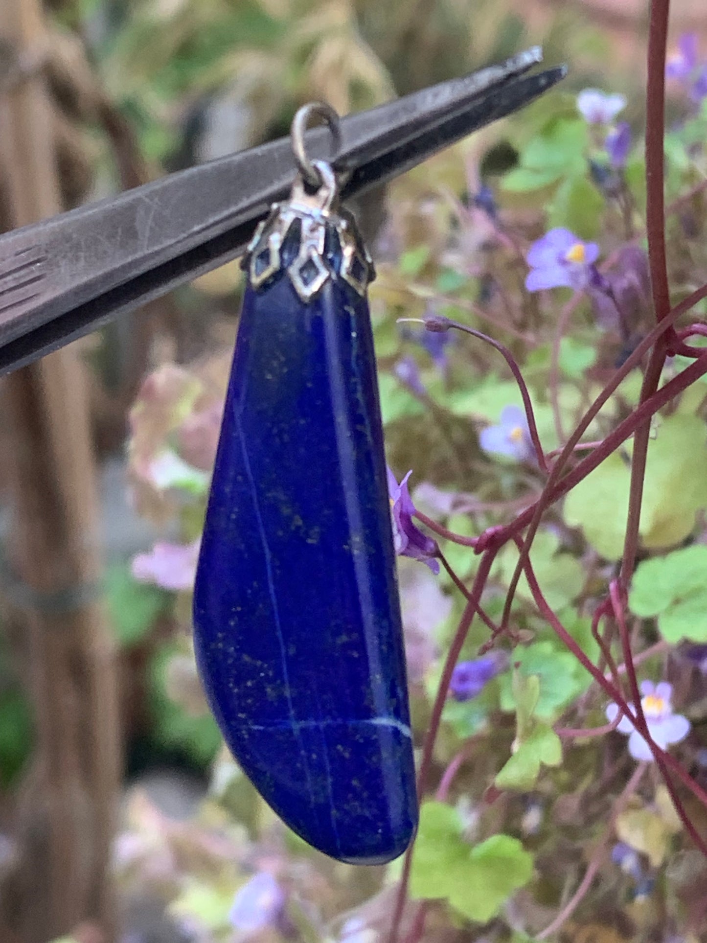 Lapis lazuli, pendentif fait par G & Z, de 47 millimètres de hauteur x 14 millimètres de largeur x 8 d'épaisseur. Vendu avec un cordon réglable de couleur noire !