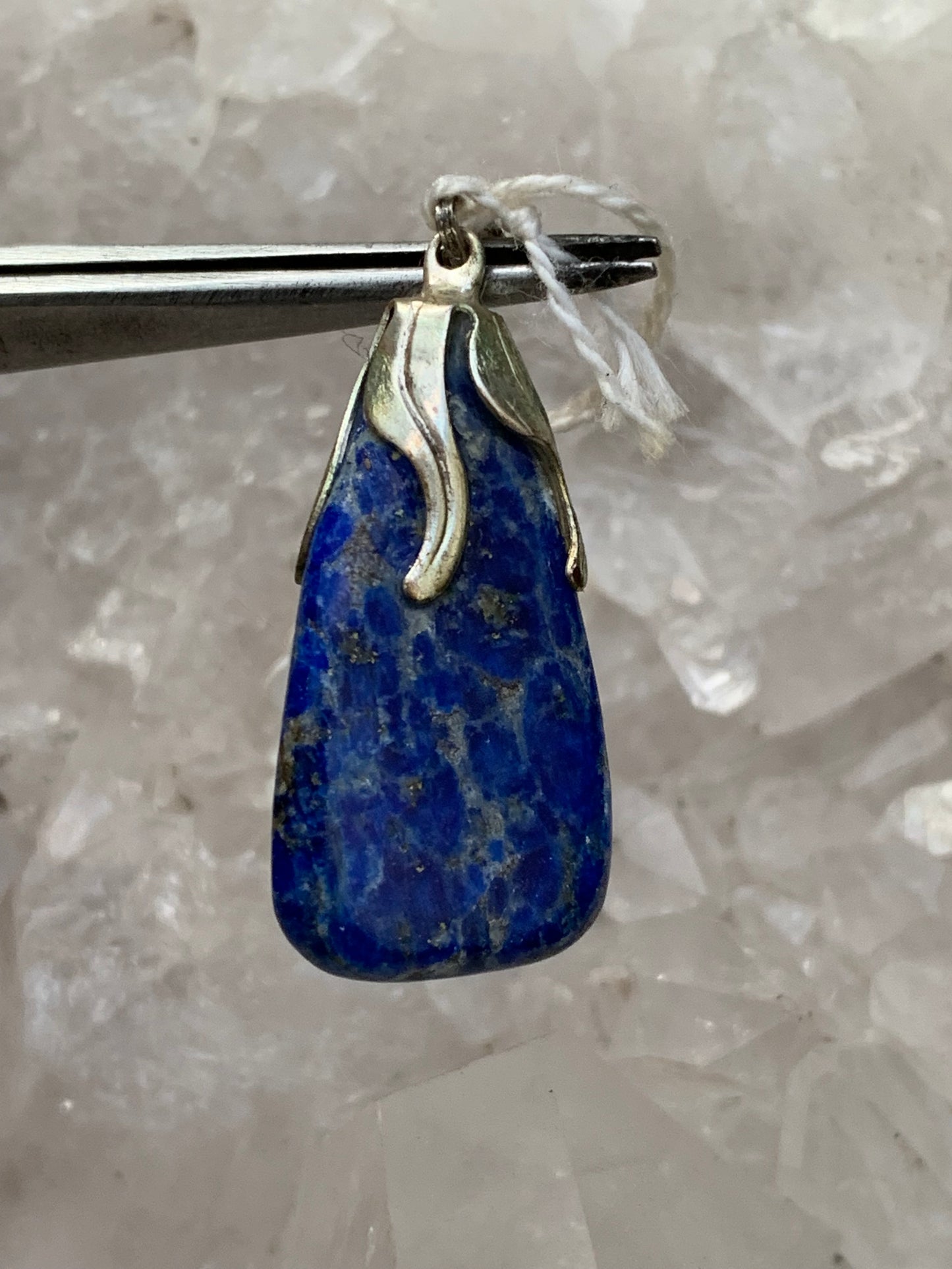 Lapis lazuli, pendentif fait par G & Z, de 37 millimètres de hauteur x 15 millimètres de largeur x 8 d'épaisseur. Vendu avec un cordon réglable de couleur noire !
