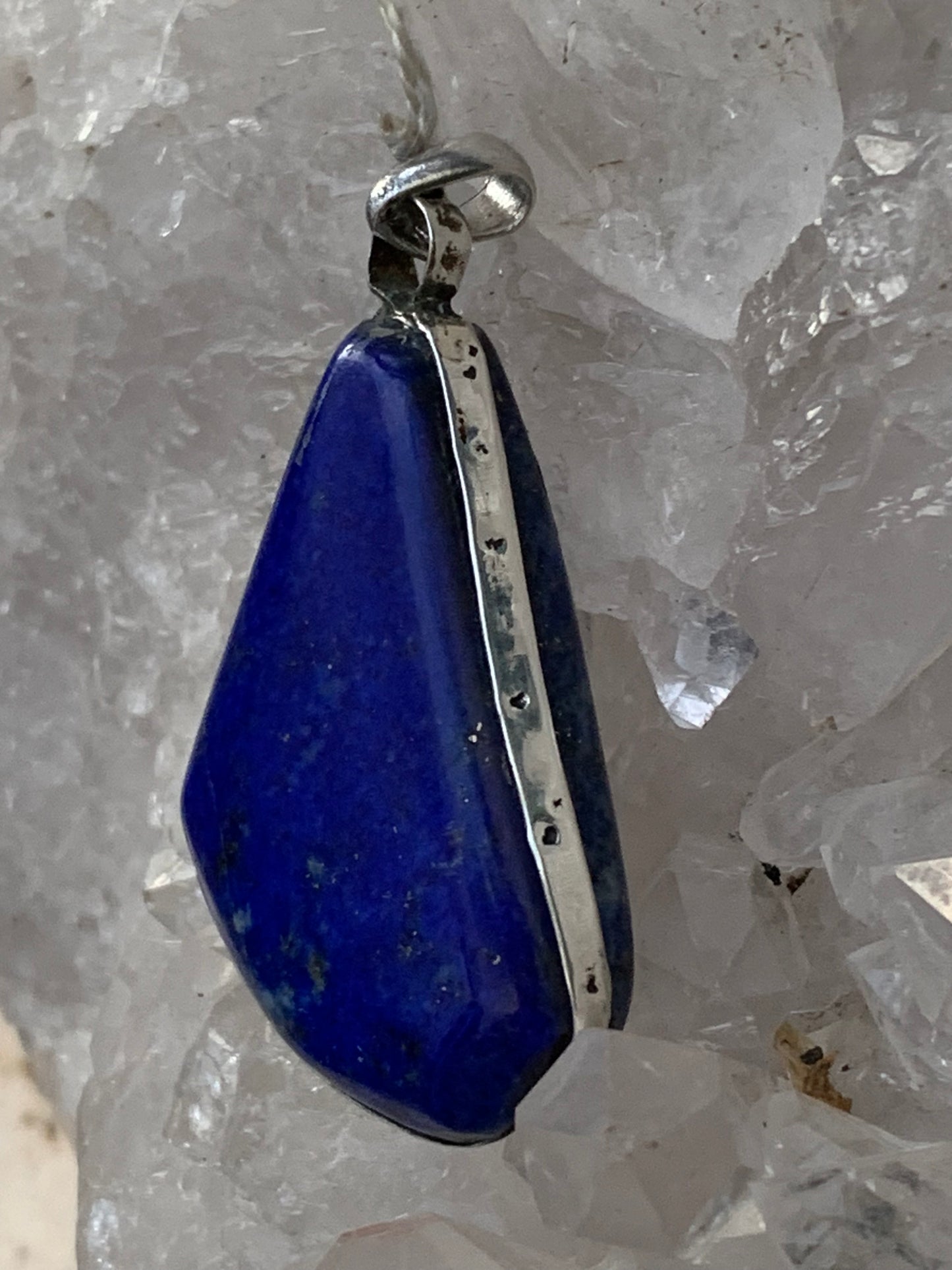 Lapis lazuli, pendentif en Argent 925, de 42 millimètres de hauteur x 25 millimètres de largeur x 10 d'épaisseur. Vendu avec un cordon réglable de couleur noire !